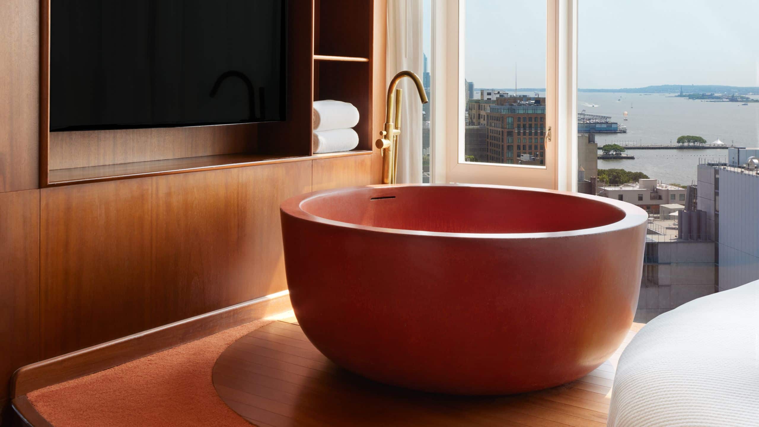 3 de 7 The Standard, High Line Liberty Suite Guestroom Bathtub