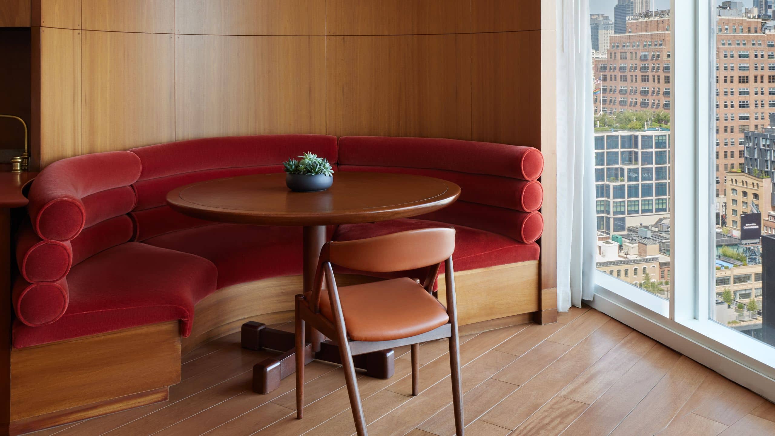 4 de 7 The Standard, High Line Liberty Suite Guestroom Table