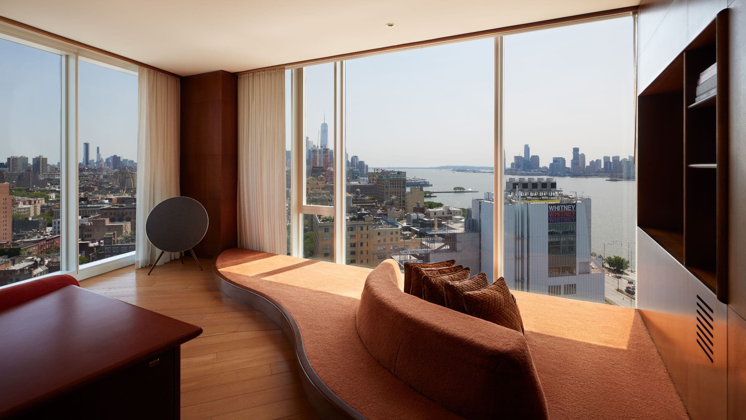 5 de 7 The Standard, High Line Liberty Suite Guestroom Lounge