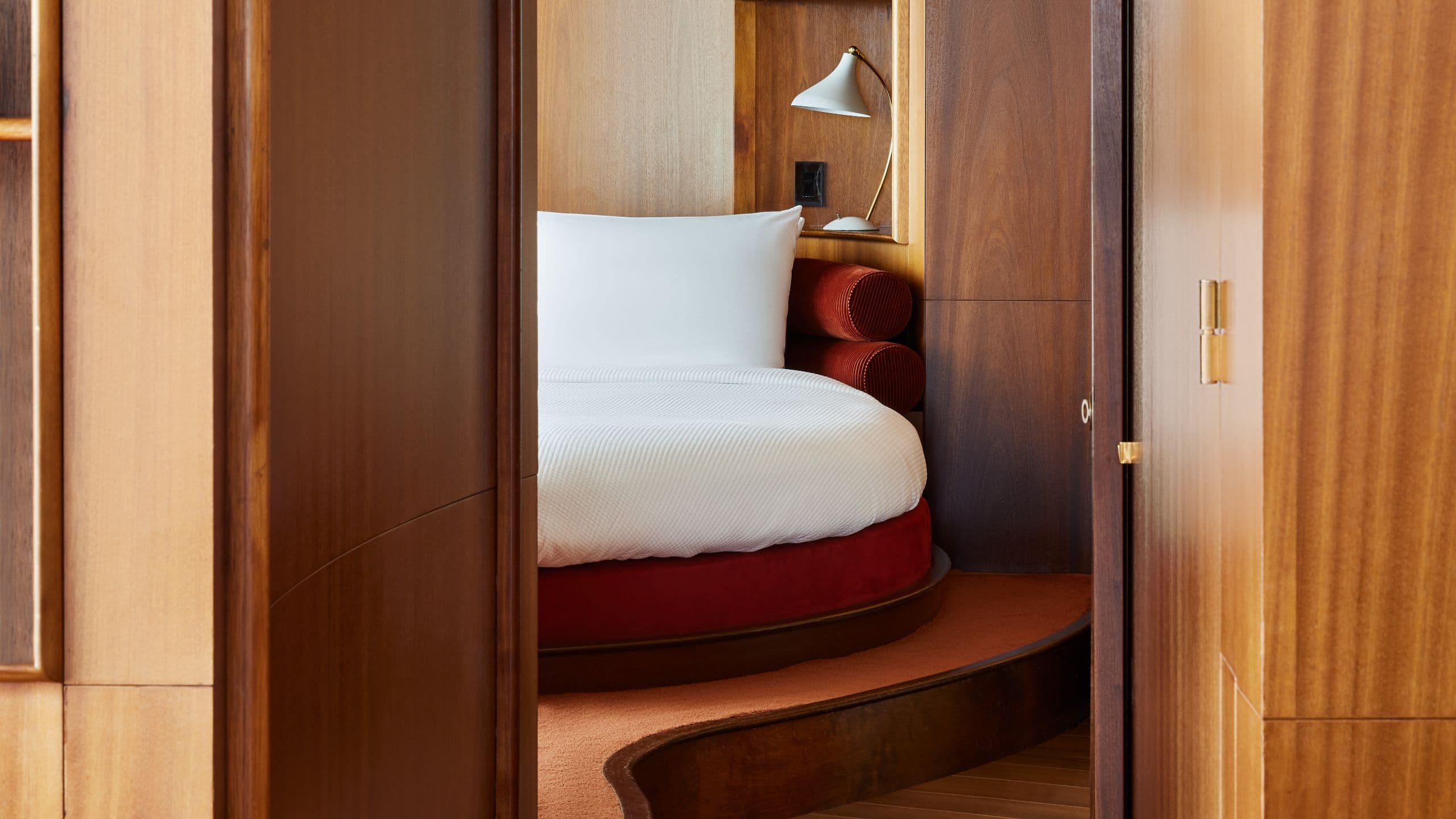 7 de 7 The Standard, High Line Liberty Suite Guestroom Bed Angle