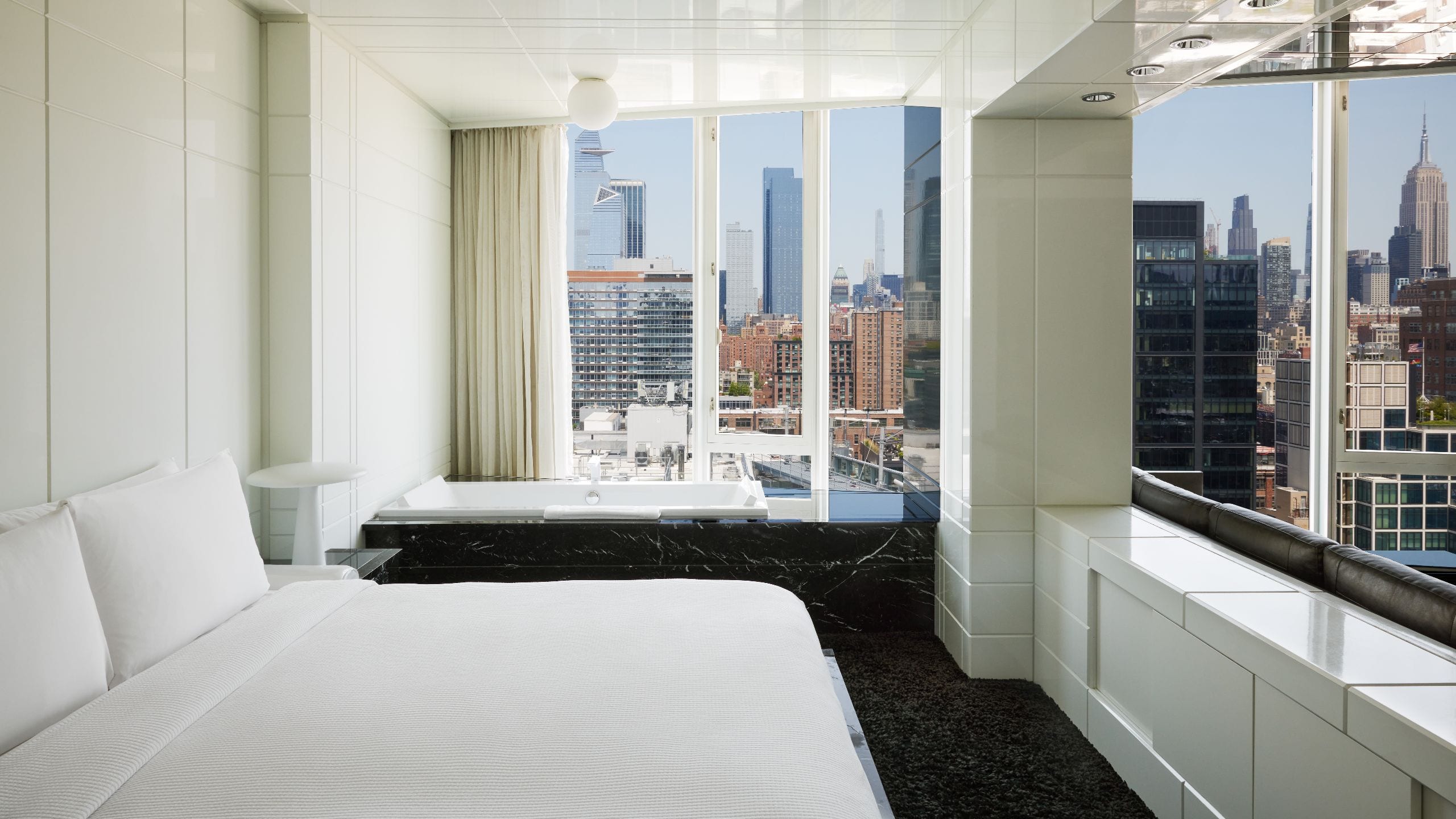 3 de 6 The Standard, High Line Empire Suite Guestroom Bed Tub