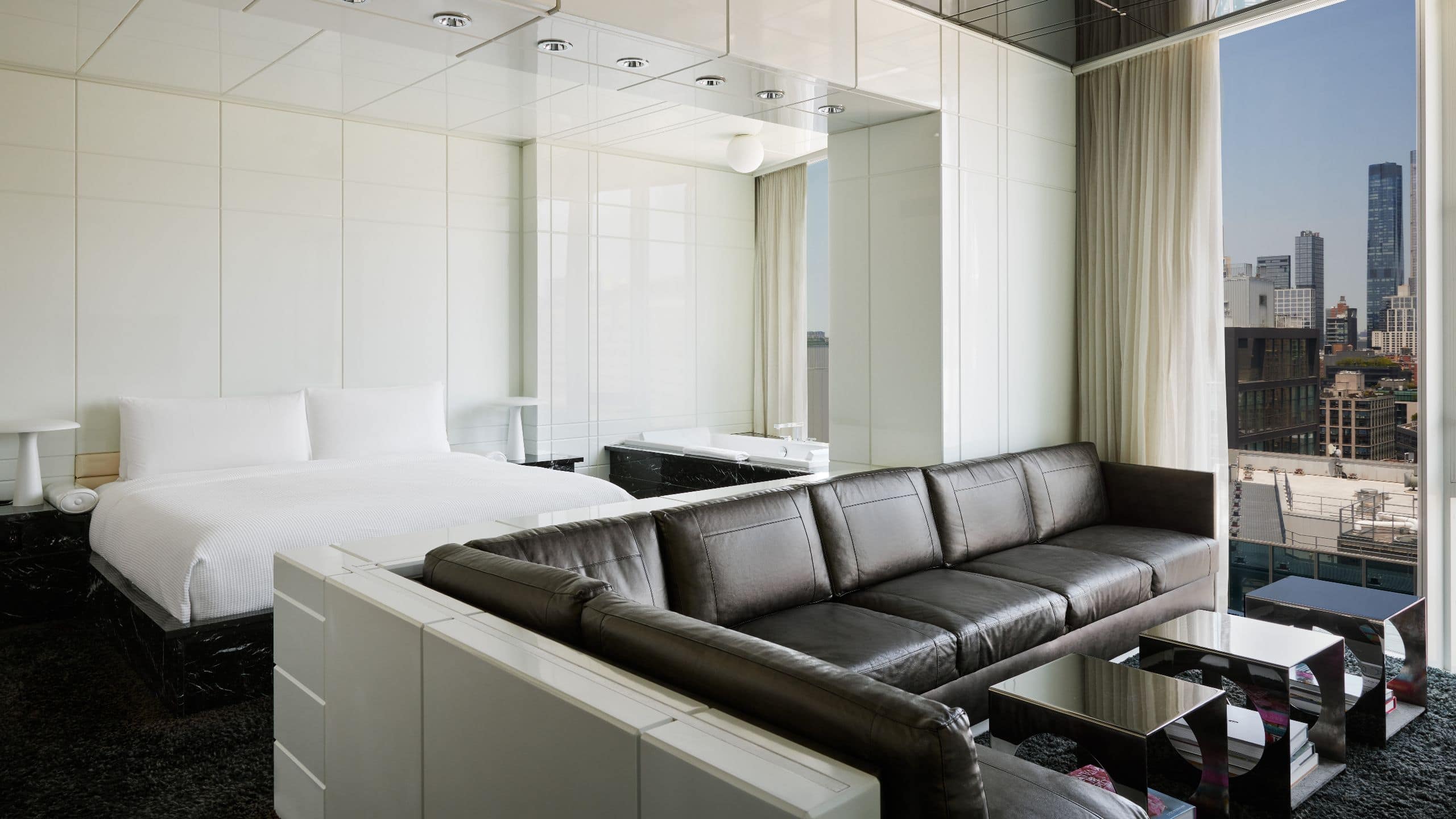 4 de 6 The Standard, High Line Empire Suite Guestroom Bed