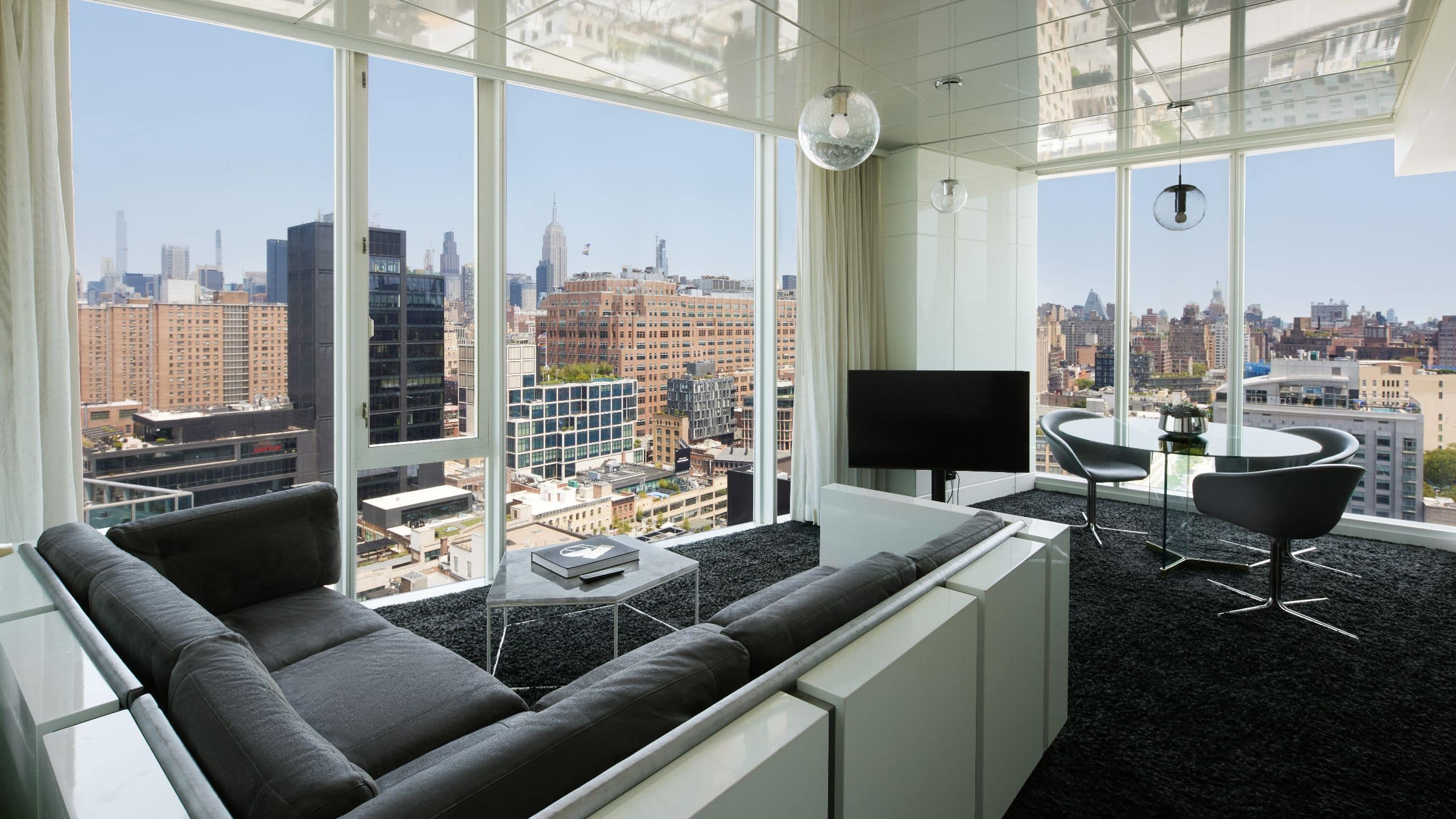 5 de 6 The Standard, High Line Empire Suite Guestroom Lounge View