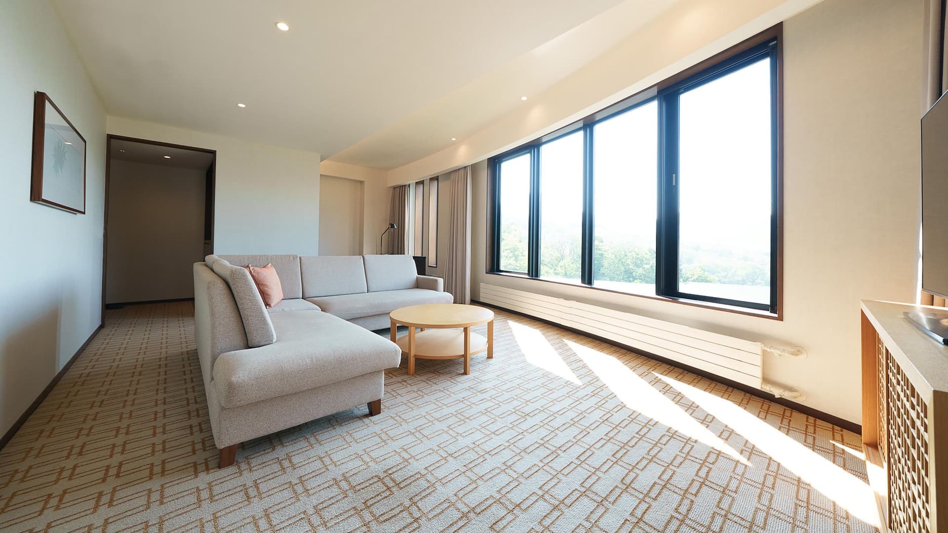 2 из 5 Hyatt Regency Hakone Resort and Spa Regency Suite Two Twin Beds Living Room Window
