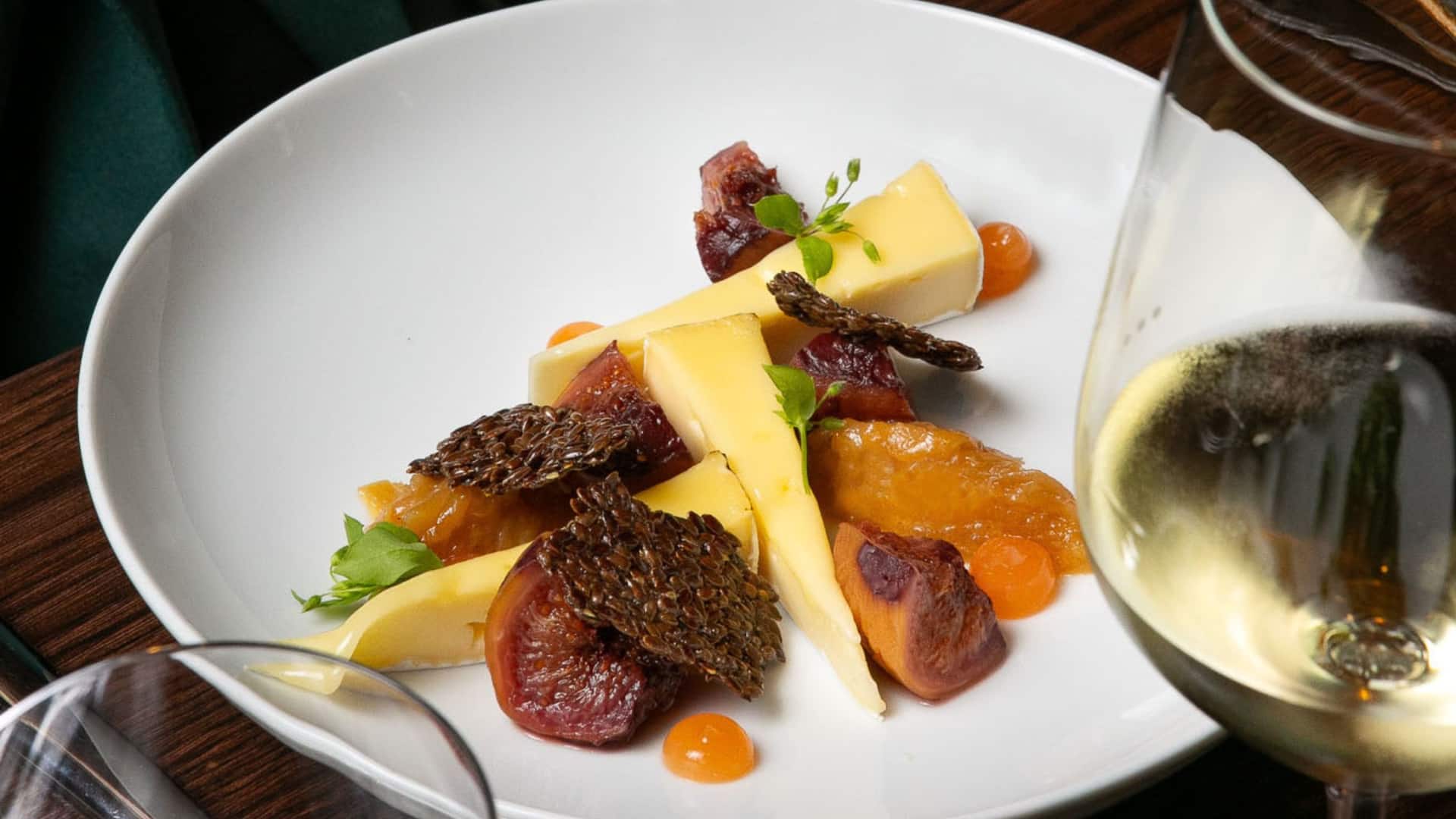 7 von 10 Grand Hyatt Berlin Vox Restaurant Dinner Cheese Selection