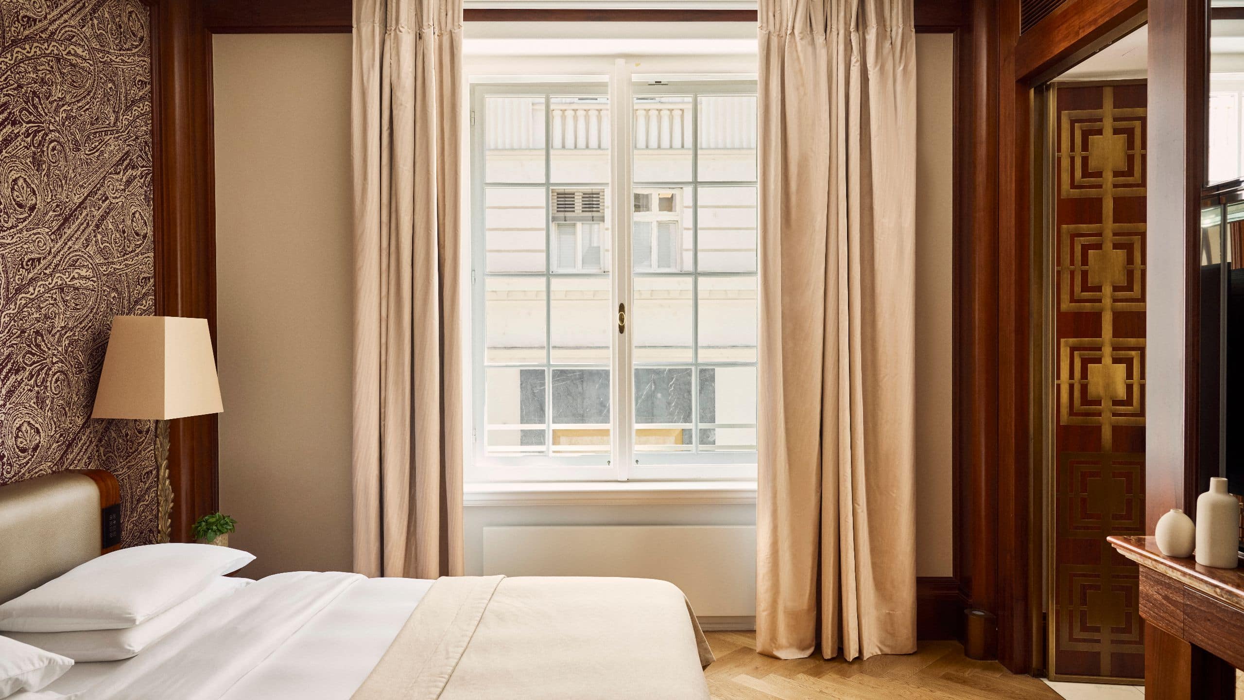 5 de 10 Park Hyatt Vienna Vienna Diplomat Suite Bedroom Pillow