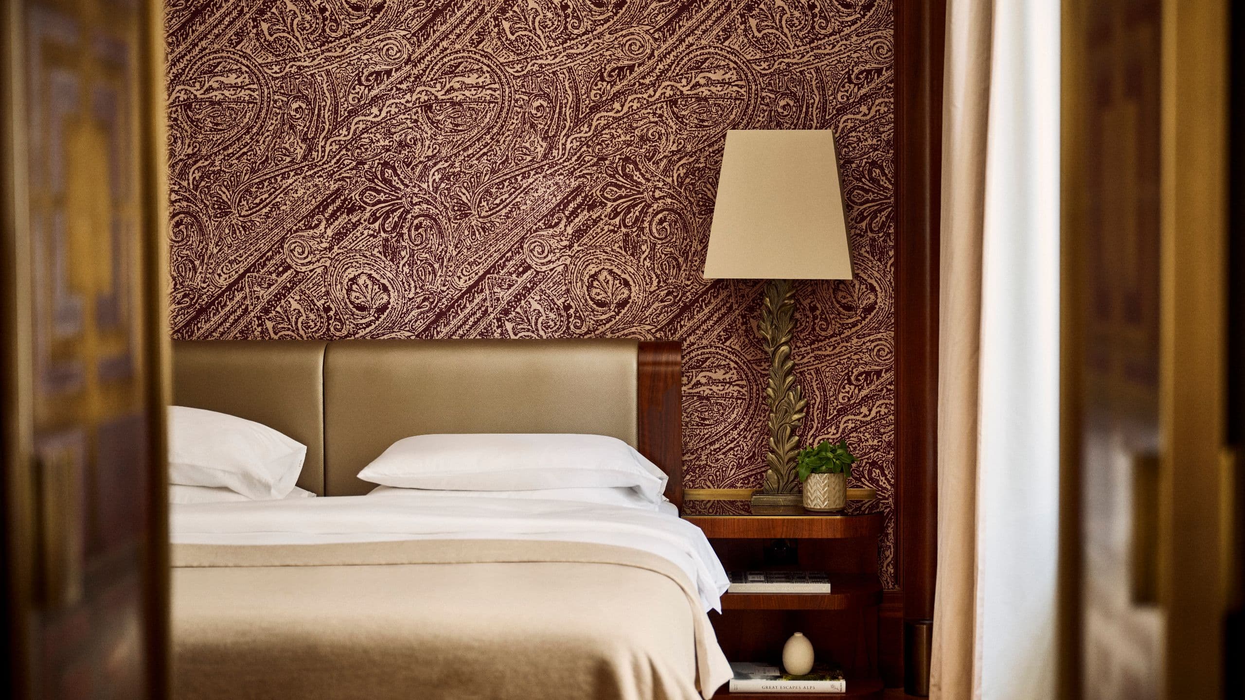 3 de 10 Park Hyatt Vienna Vienna Diplomat Suite Bedroom Lamp