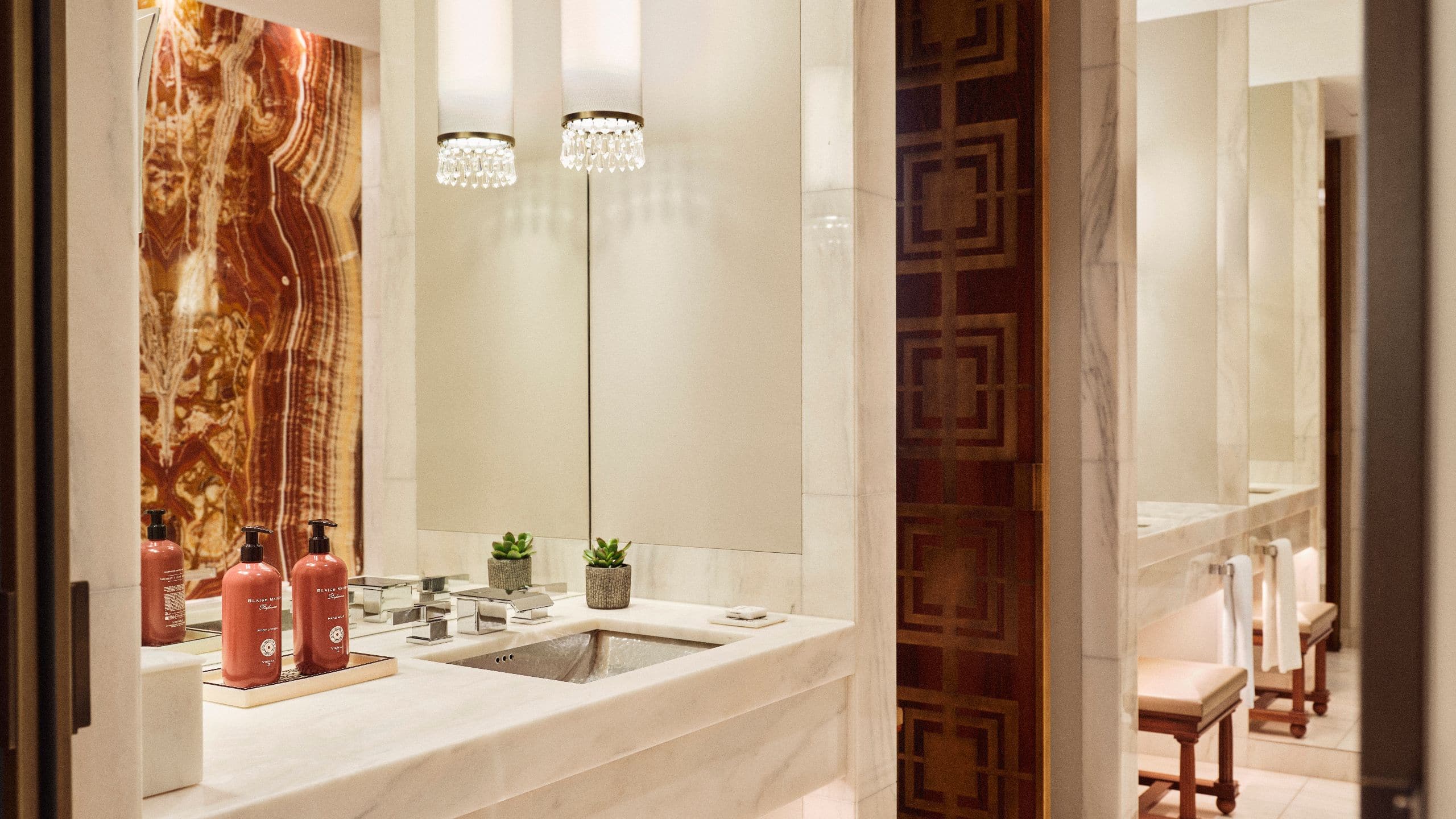 7 de 9 Park Hyatt Vienna Vienna Park Suite Deluxe Bathroom Sink