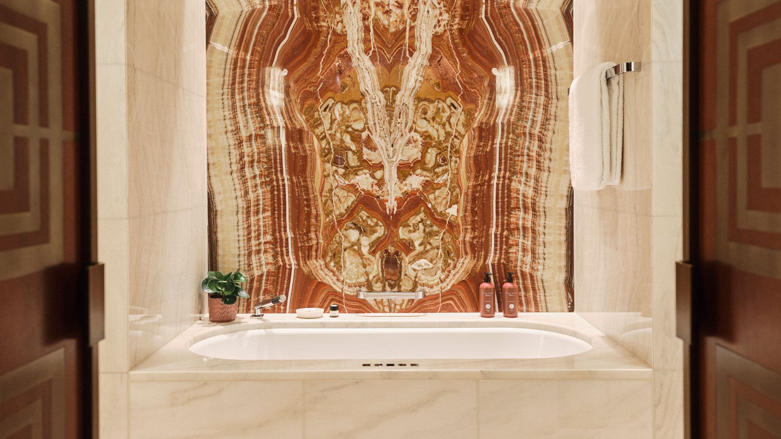 8 de 9 Park Hyatt Vienna Vienna Park Suite Deluxe Bathroom Texture