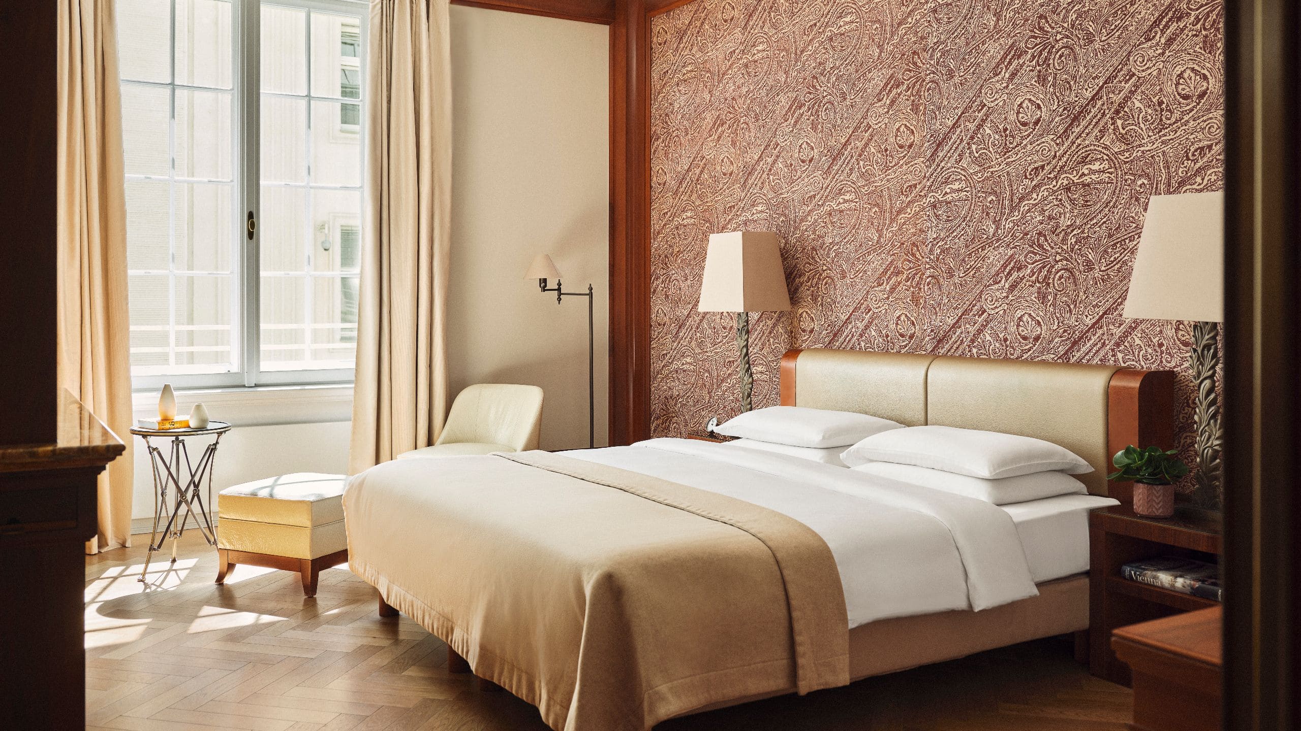 4 de 10 Park Hyatt Vienna Vienna Suite Deluxe Bedroom Bed