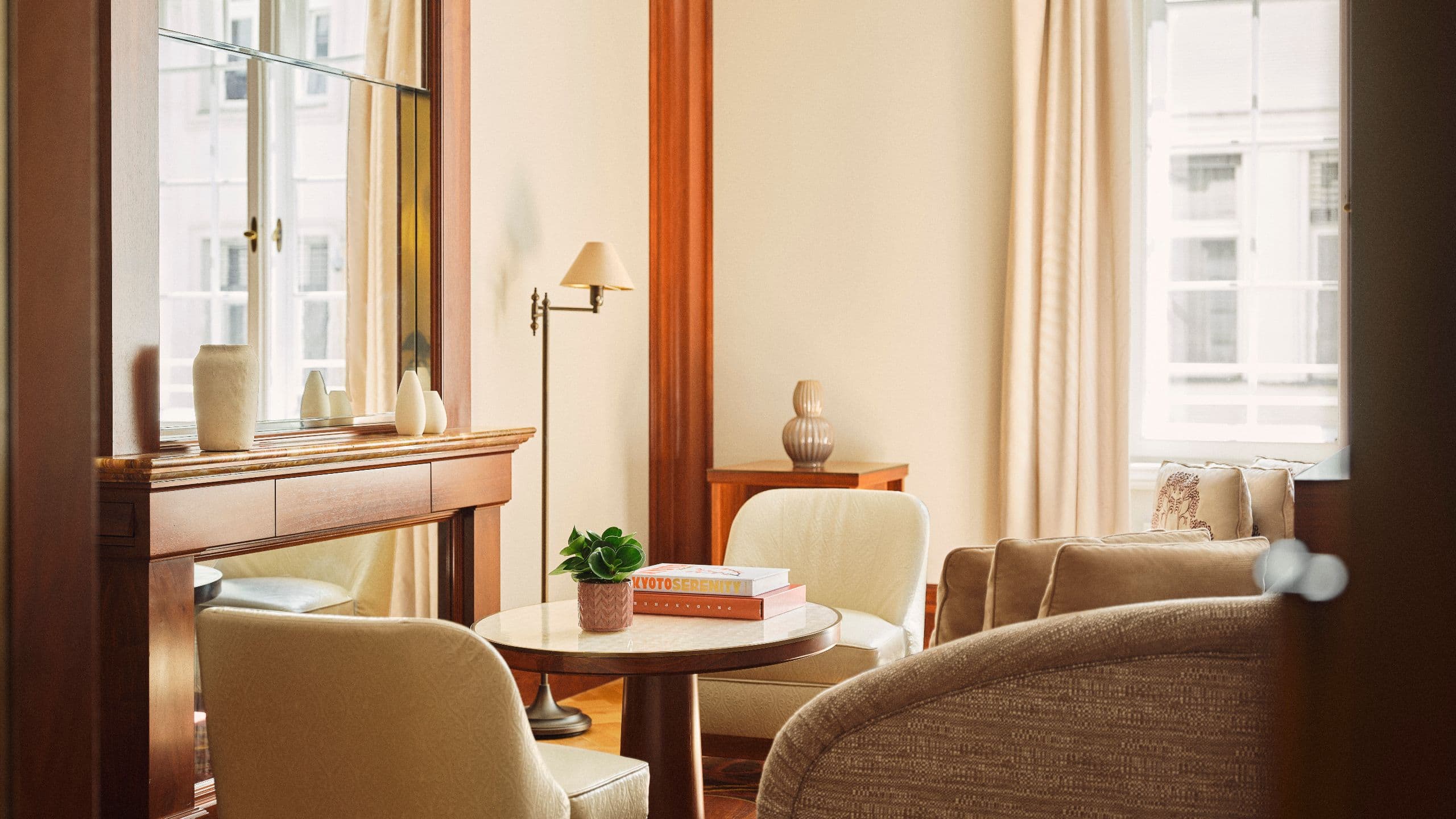 5 de 10 Park Hyatt Vienna Vienna Park Suite Deluxe Living Room Coffee Table