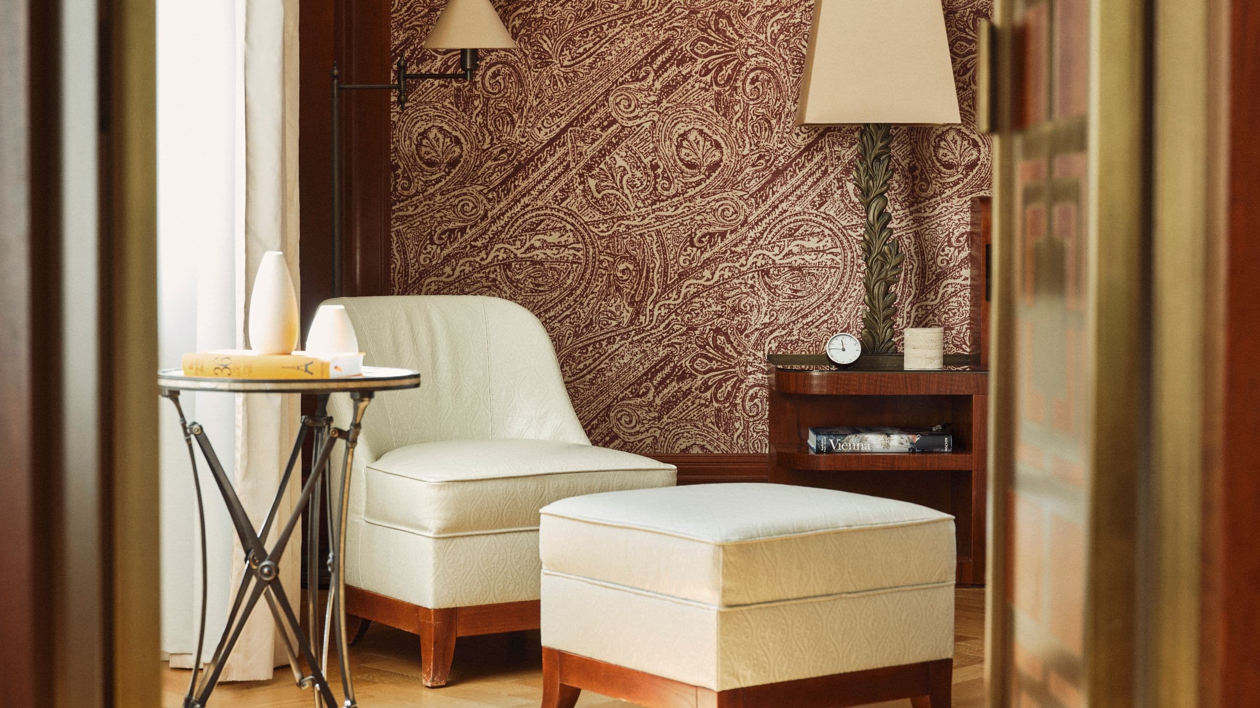 7 de 10 Park Hyatt Vienna Vienna Park Suite Deluxe Living Room Foot Rest