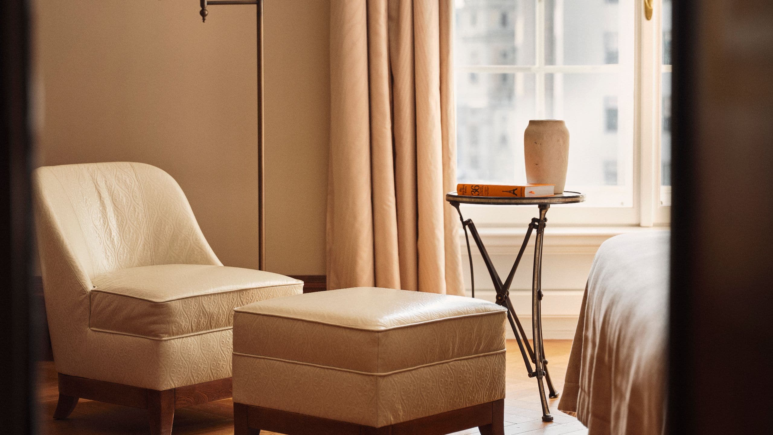 6 de 9 Park Hyatt Vienna Vienna Park Suite View Living Room Chair