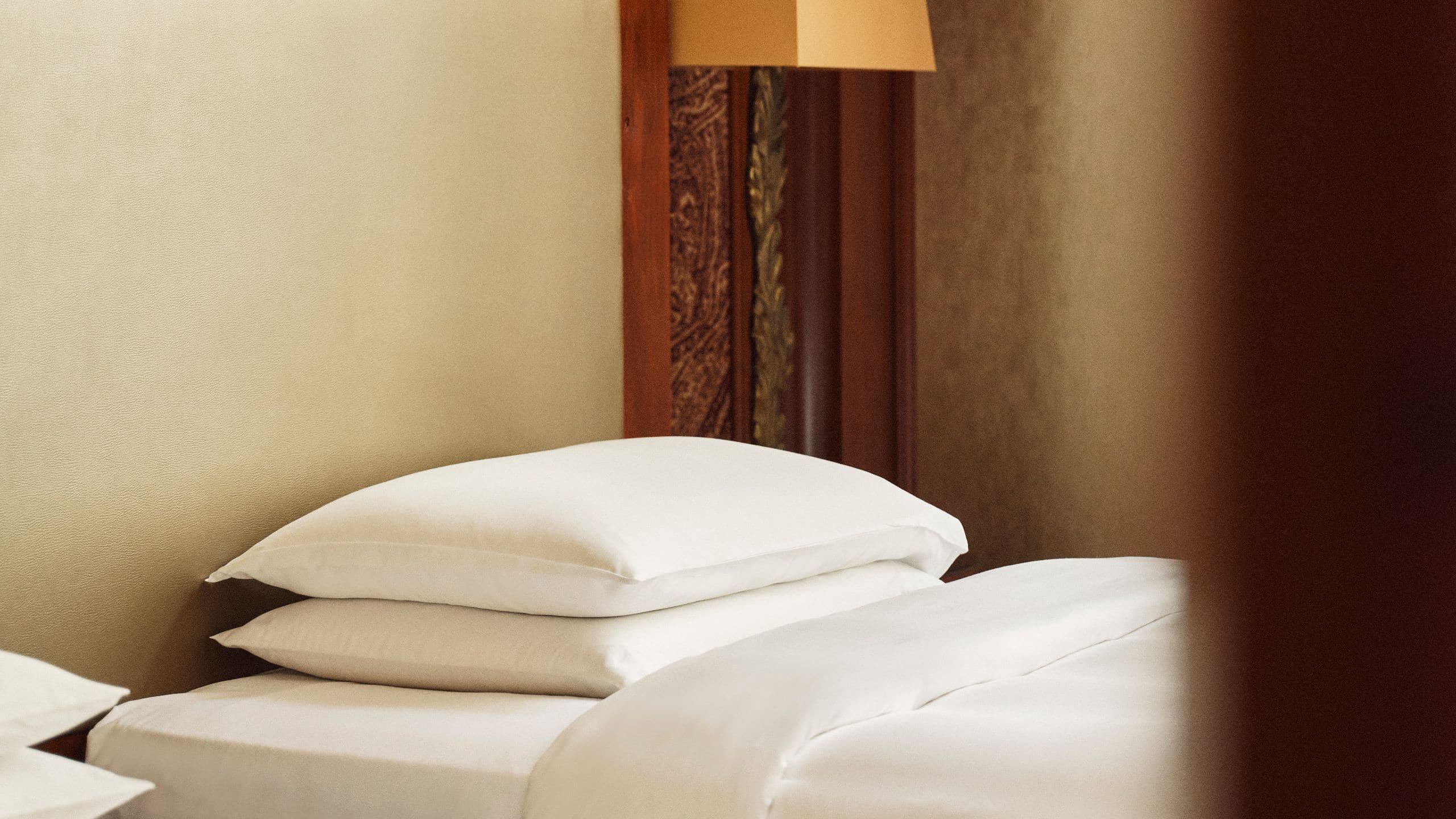 3 de 7 Park Hyatt Vienna Vienna Twin Beds Detail Shot Pillows