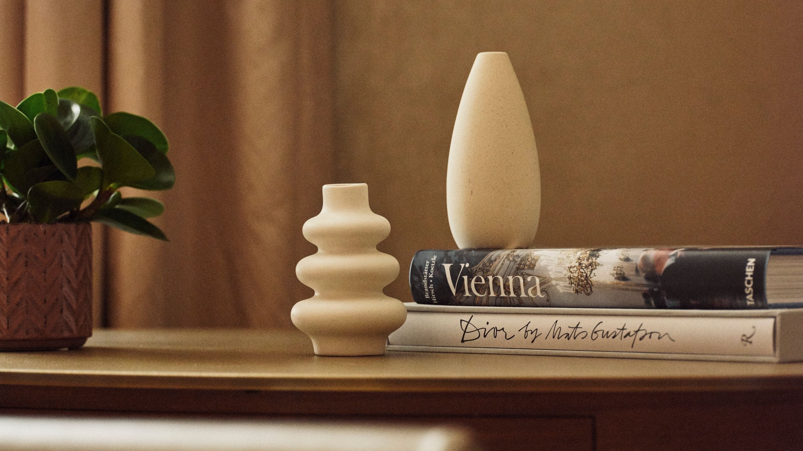 4 de 7 Park Hyatt Vienna Vienna Twin Beds Detail Shot Books