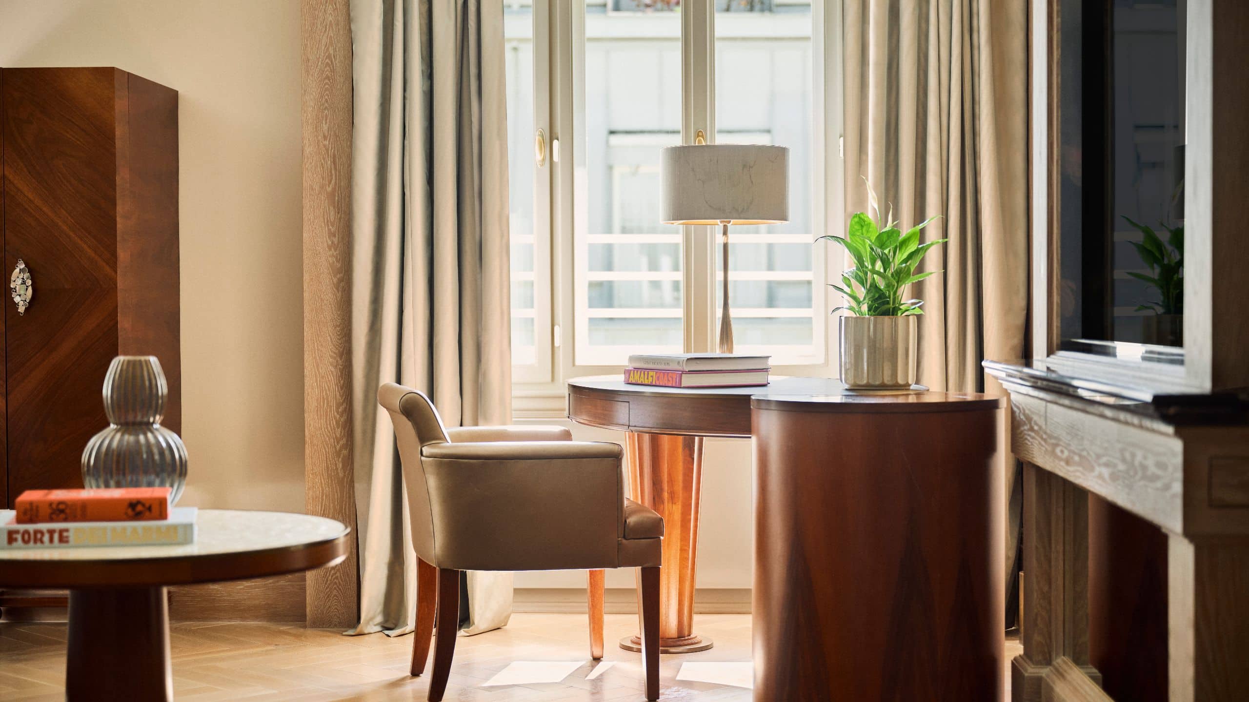 4 de 7 Park Hyatt Vienna Vienna Twin Deluxe Detail Shot Desk