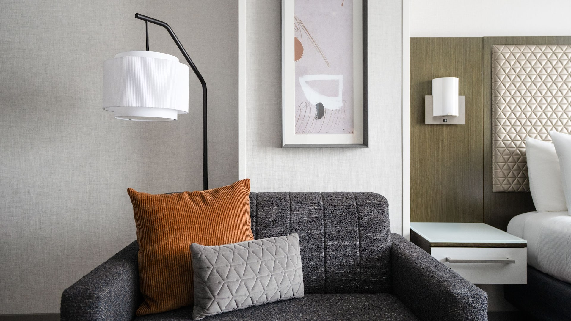 2 de 4 Hyatt House Washington DC / Downtown / Convention Center Sofa Bed And Lamp