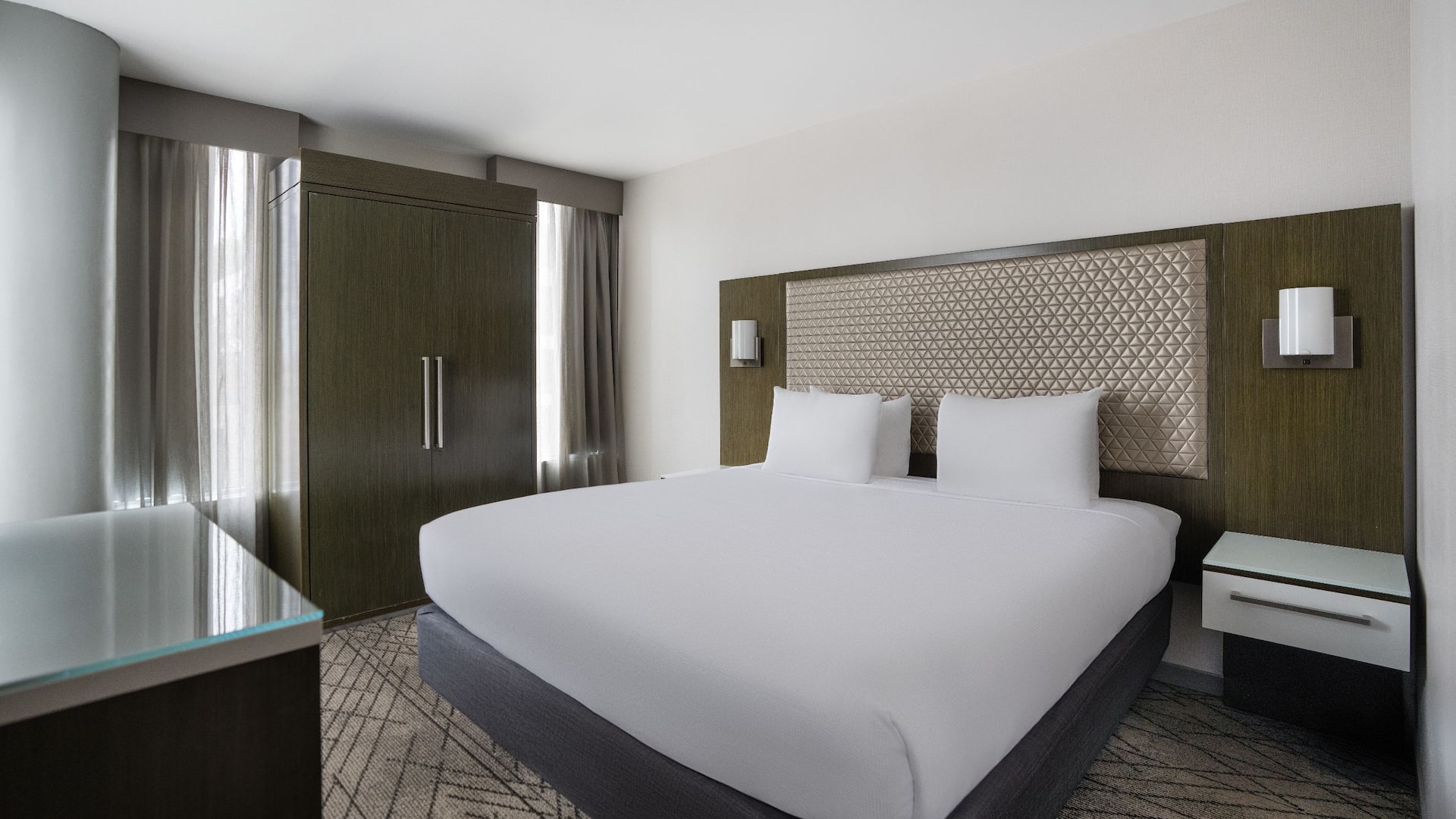 1 de 4 Hyatt House Washington DC / Downtown / Convention Center King Bed Room And Closet