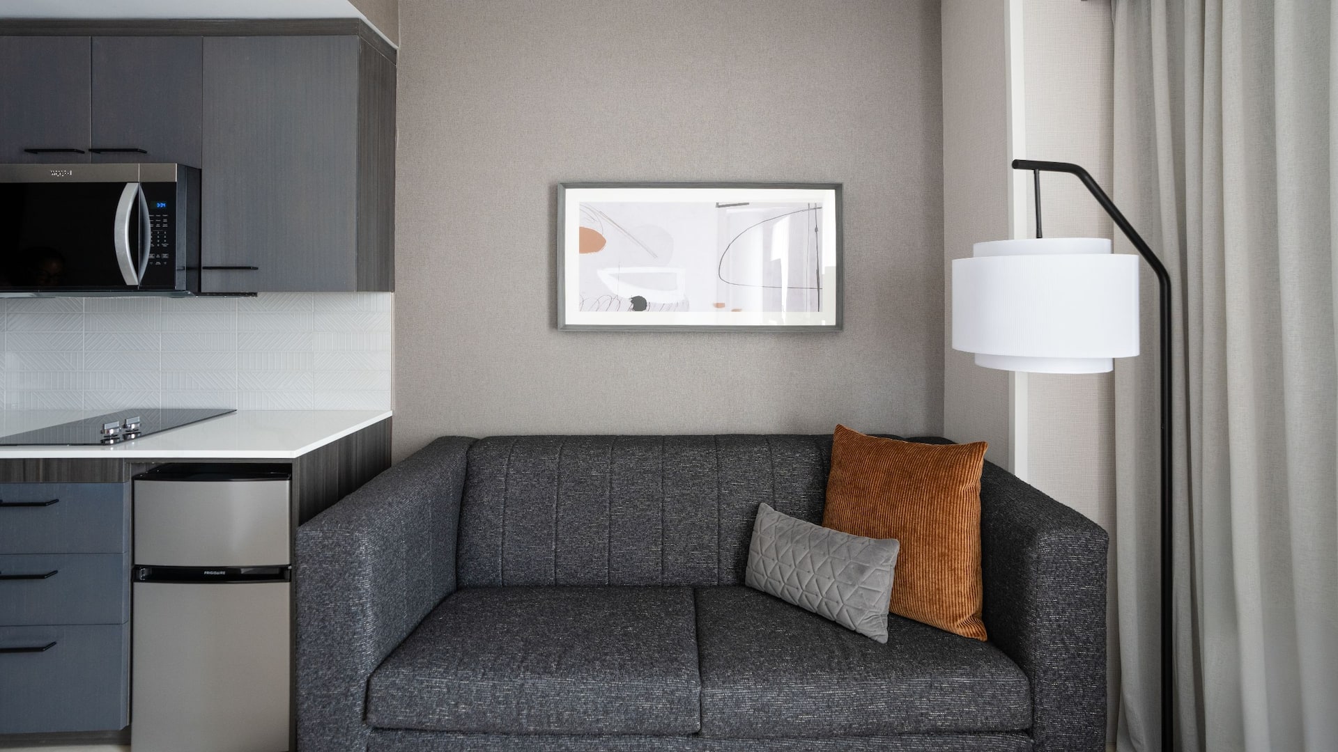 3 de 4 Hyatt House Washington DC / Downtown / Convention Center Sofa And Kitchen Counter