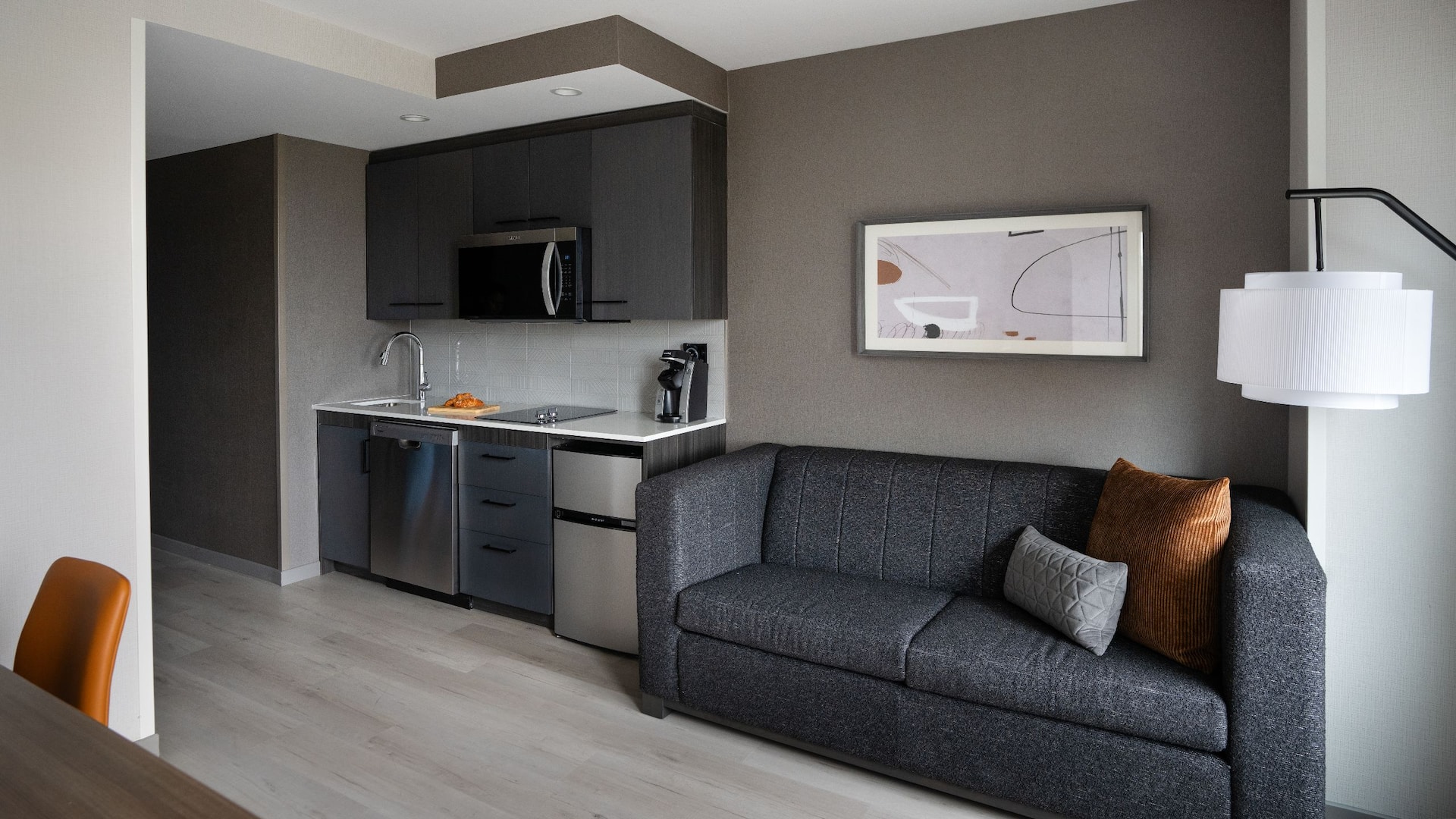 3 de 4 Hyatt House Washington DC / Downtown / Convention Center Couch And Kitchenette Area