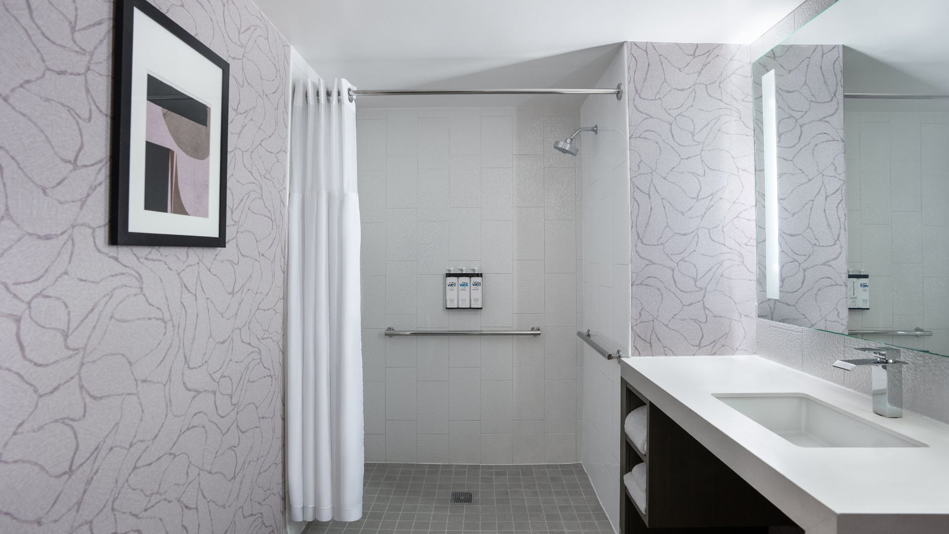 2 de 4 Hyatt House Washington DC / Downtown / Convention Center Roll In Shower