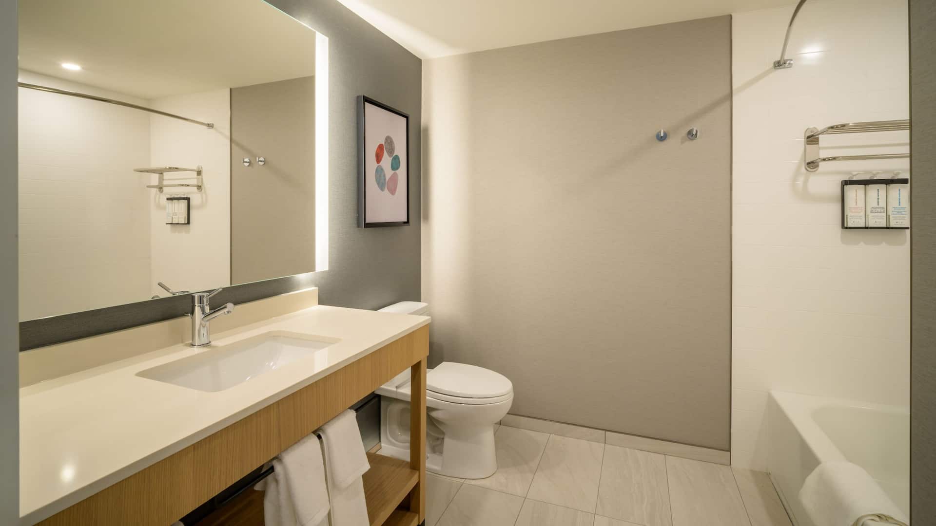 3 de 3 Hyatt Place Whitehorse Bathroom With Vanity And Tub