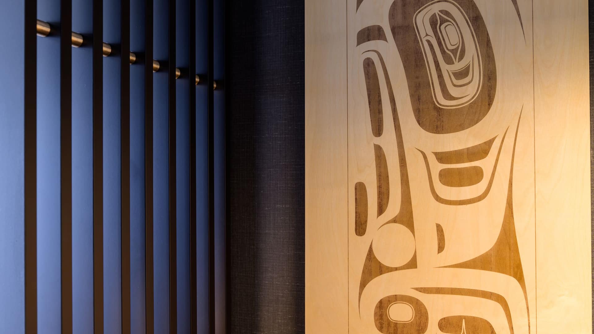 2 de 2 Hyatt Place Whitehorse Guestroom Native Artwork