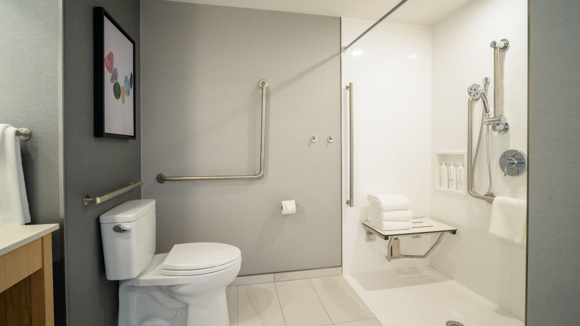 3 de 3 Hyatt Place Whitehorse Accessible Bathroom Roll-in Shower