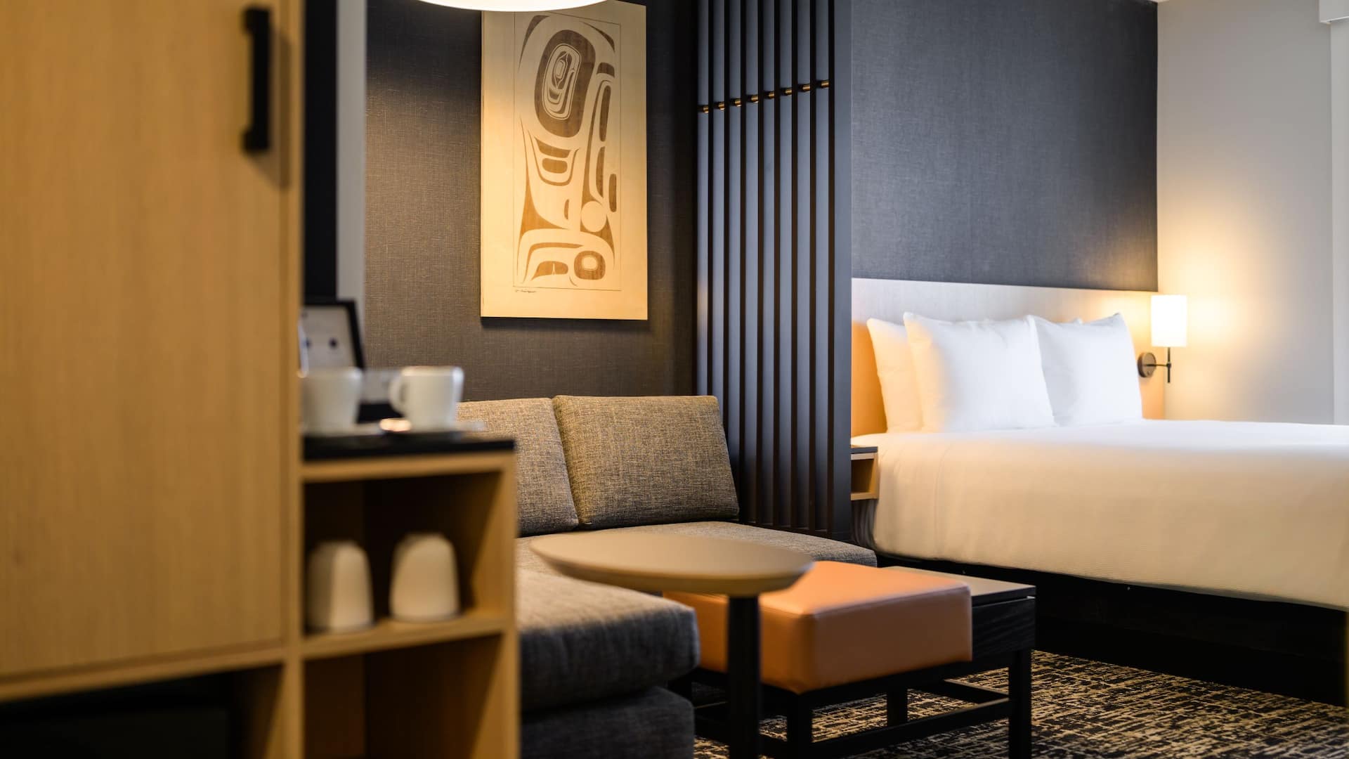 3 de 5 Hyatt Place Whitehorse Accessible Queen Guestroom Cozy Corner