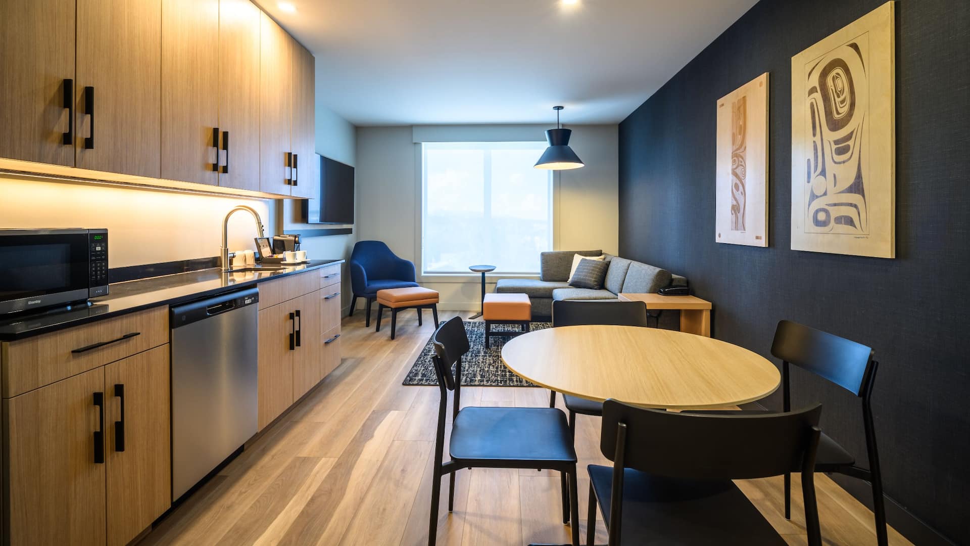 1 de 4 Hyatt Place Whitehorse Suite Kitchenette And Dining Area