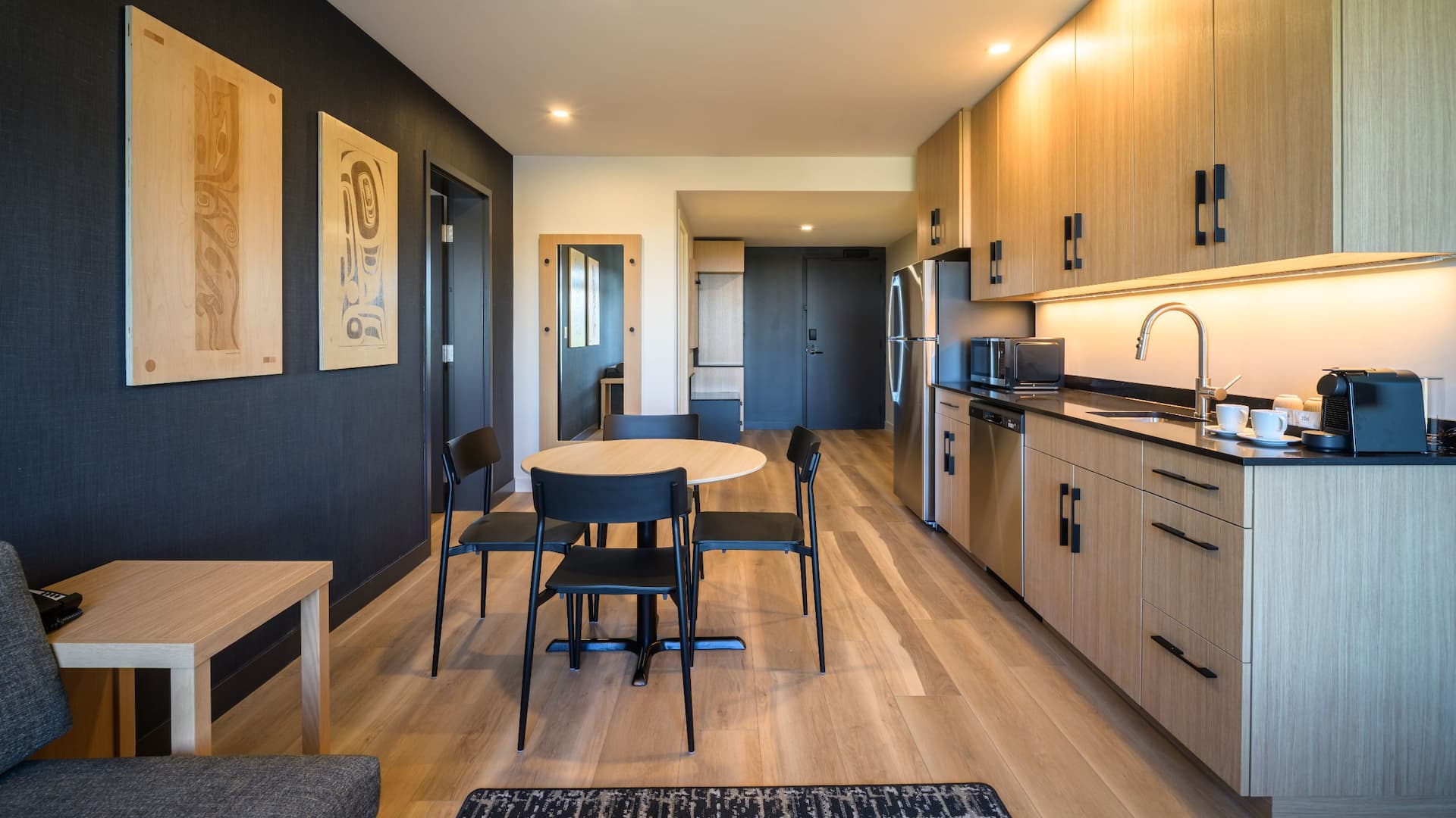 2 de 4 Hyatt Place Whitehorse Suite Kitchenette With Dining Table