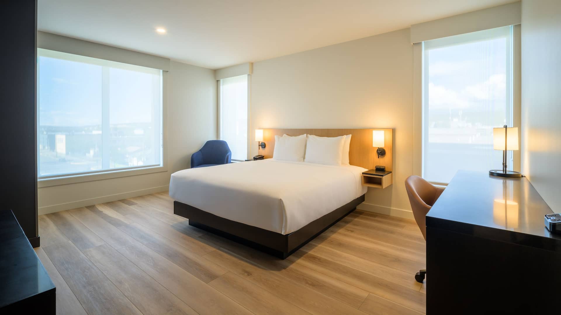 3 de 4 Hyatt Place Whitehorse One Bedroom Suite Guestroom Wide View