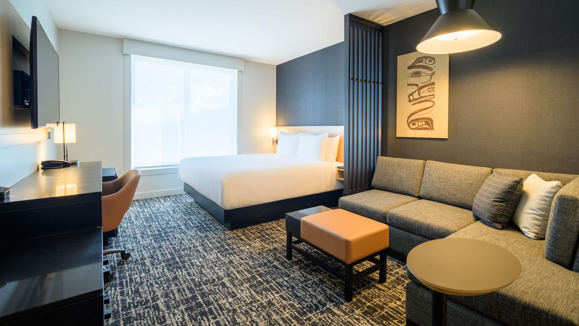 2 de 5 Hyatt Place Whitehorse King Guestroom Cozy Corner High Floor