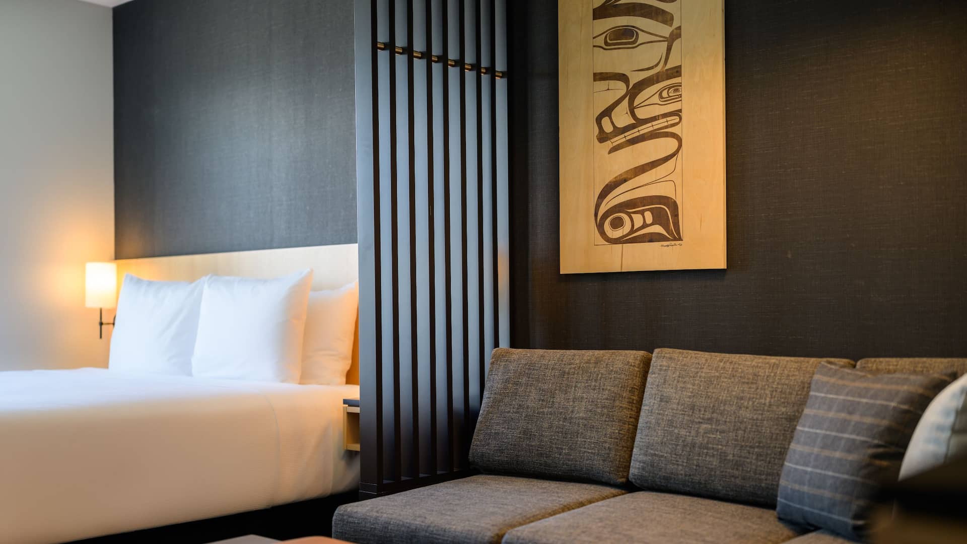 4 de 5 Hyatt Place Whitehorse Cozy Corner With Artwork