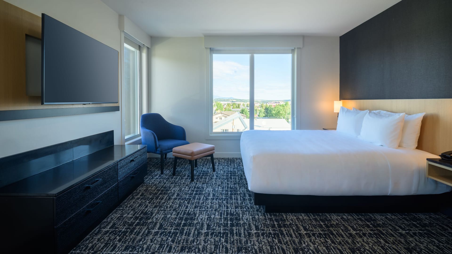 1 de 3 Hyatt Place Whitehorse King Bedroom Suite With High Floor View