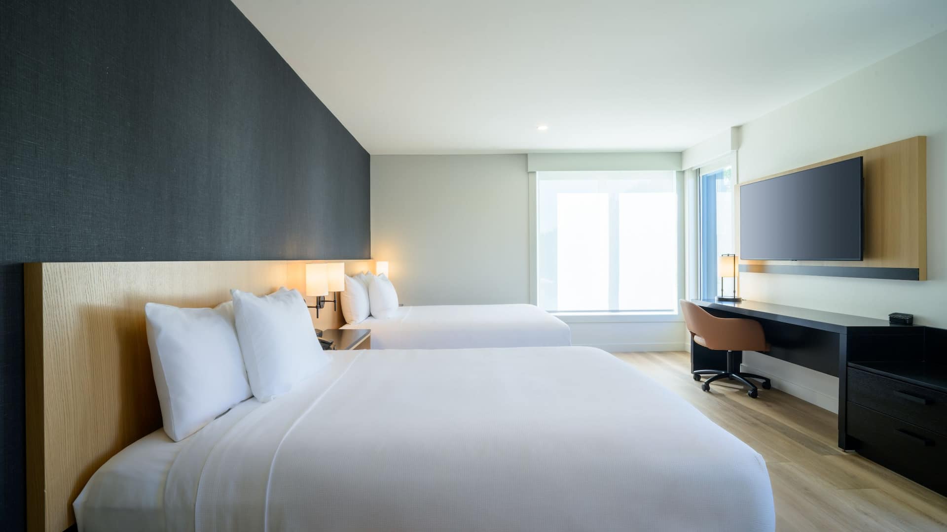 2 de 3 Hyatt Place Whitehorse Two Queens Suite Bedroom Side View