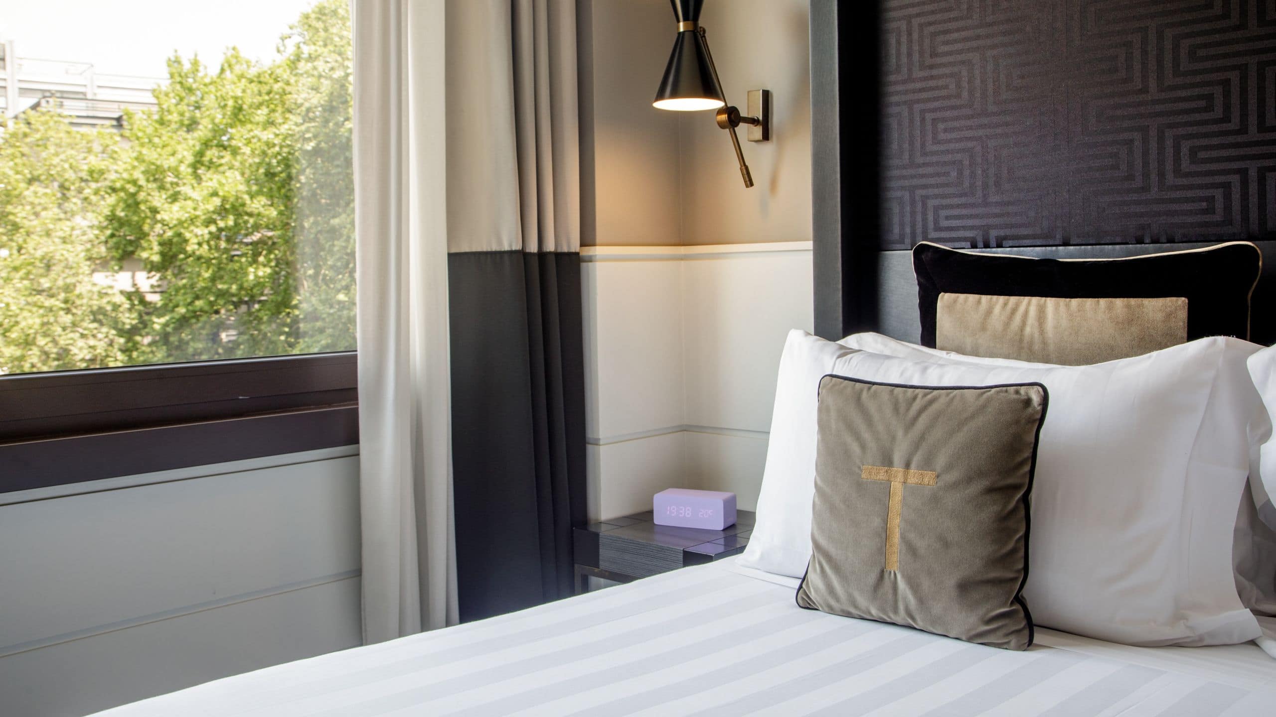 The Tribune King Bed Premier Detail