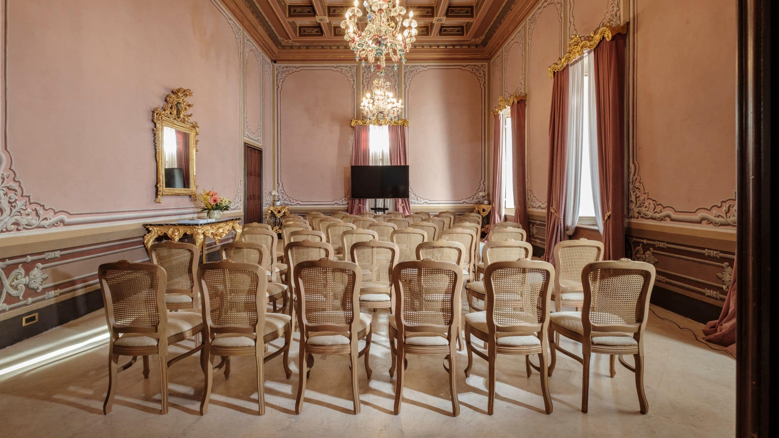 2 di 3 Hyatt Centric Malta Sala Nobile Theatre Setup
