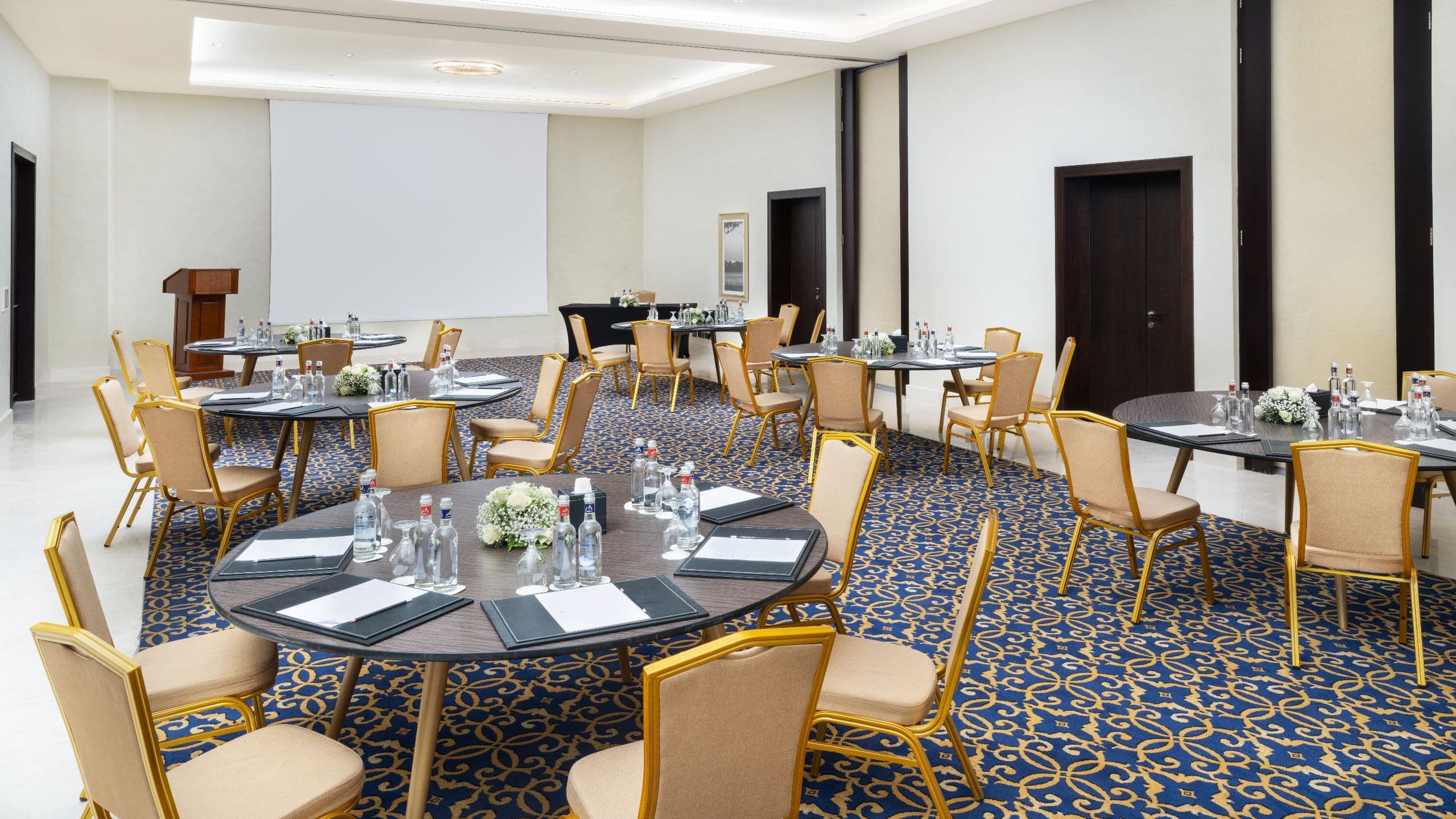 2 من 3 Park Hyatt Jeddah – Marina, Club and Spa Round Table Setup At Jalsa Meeting Room