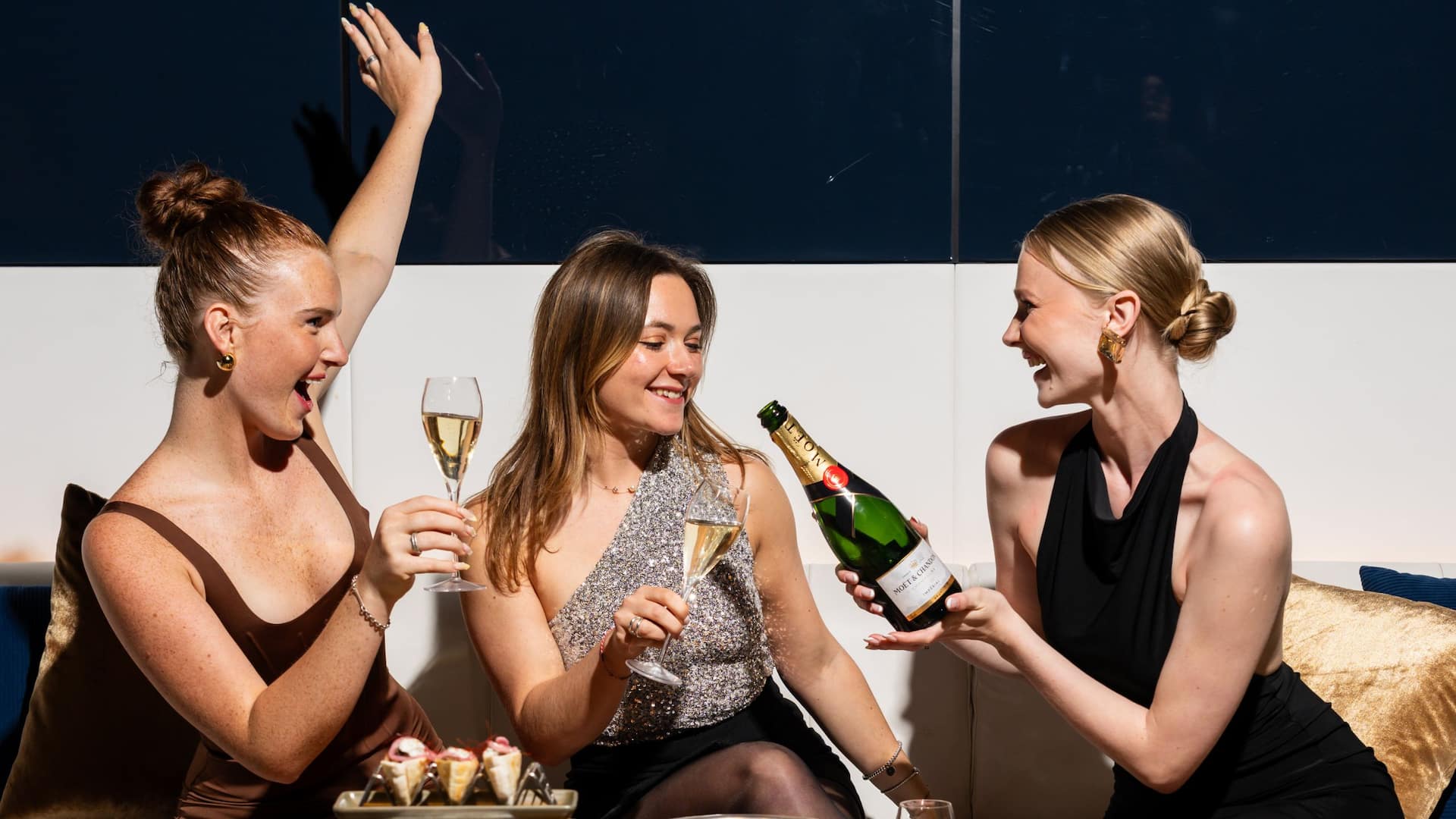 Hyatt Regency Sydney Drinks Pour Zephyr