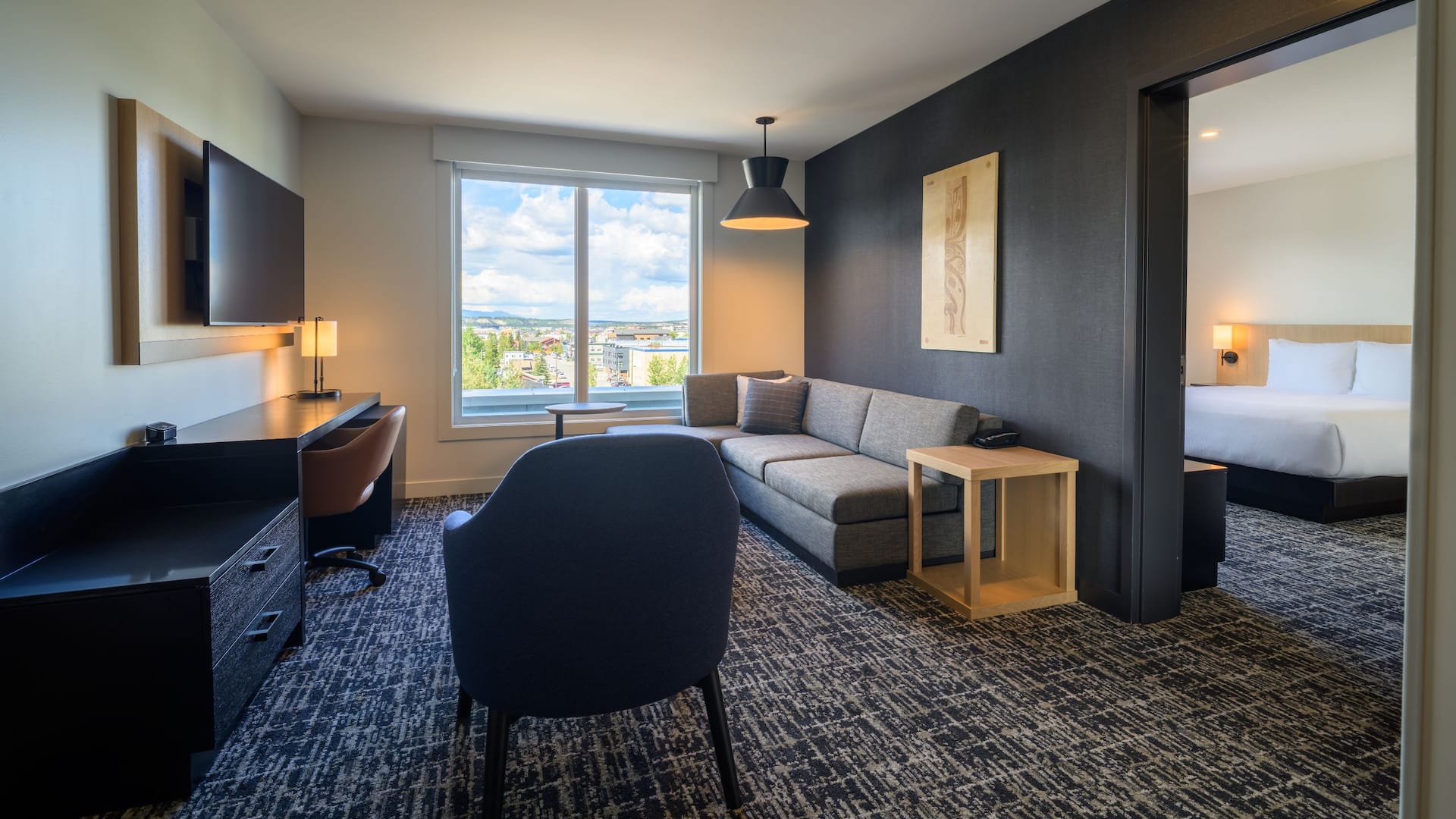 1 de 2 Hyatt Place Whitehorse One Bedroom Suite Living Room With View