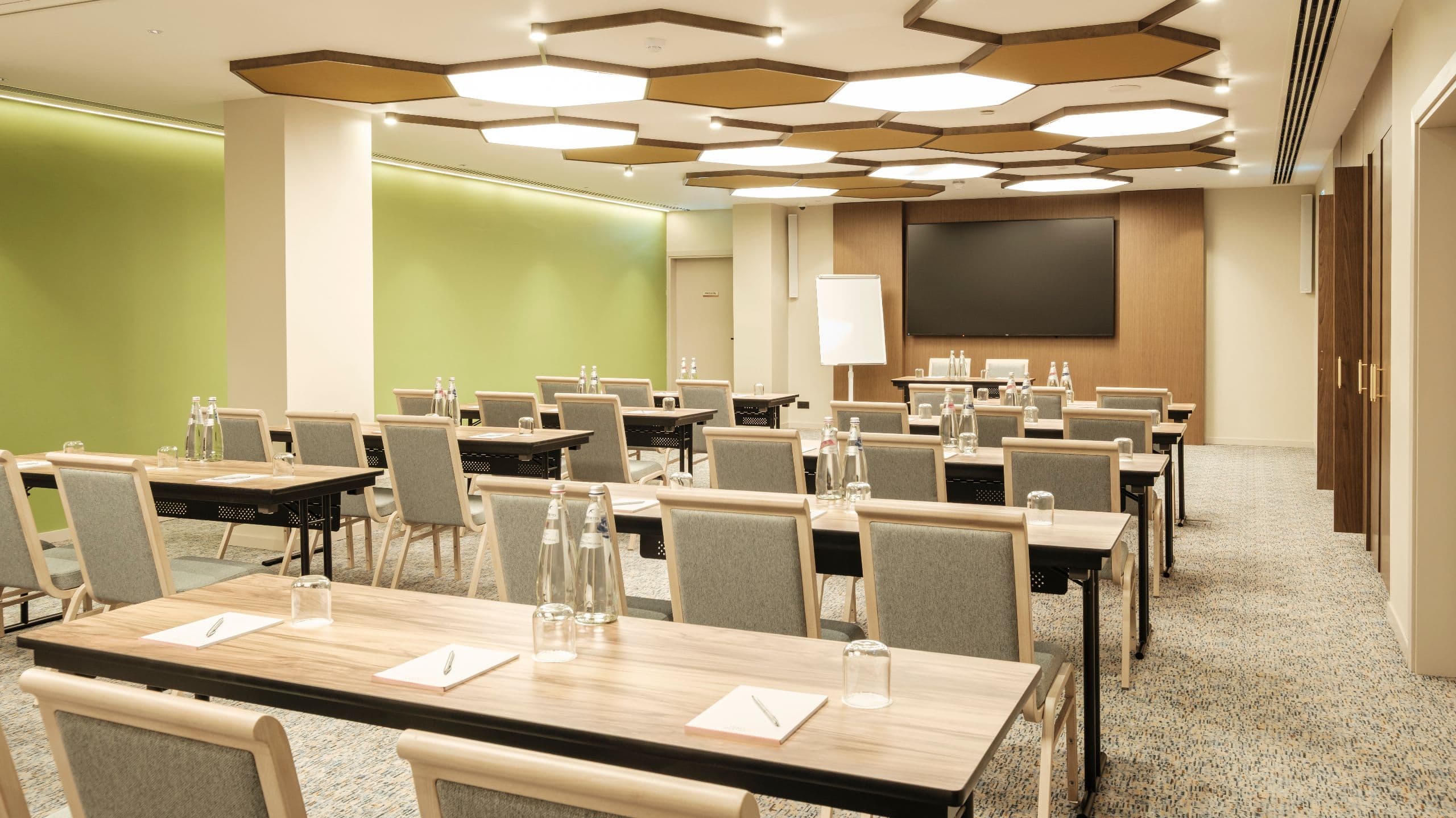 1 di 4 Hyatt Centric Malta Musgo Classroom Side Tv