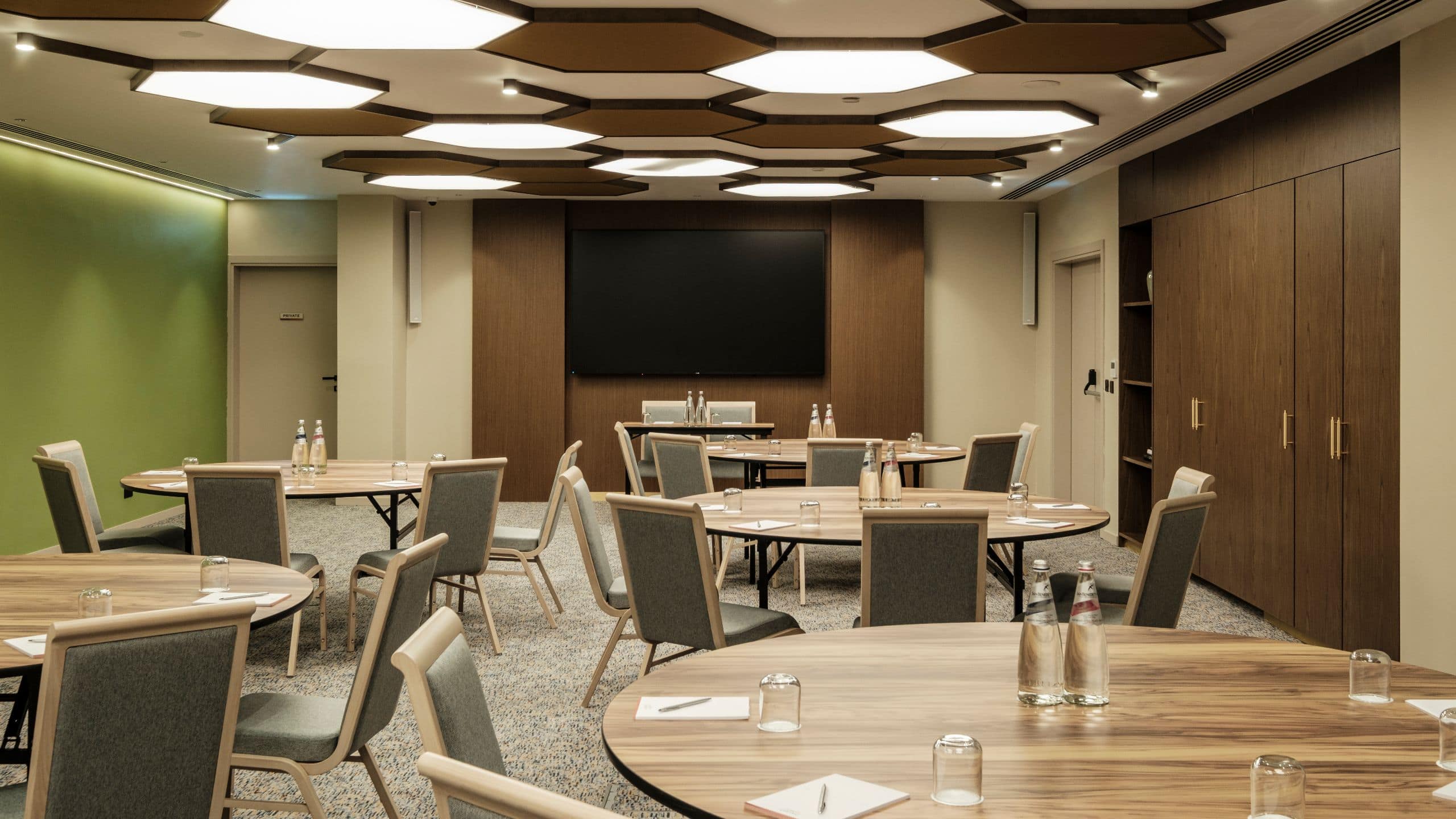 3 di 4 Hyatt Centric Malta Musgo Round Tables Close