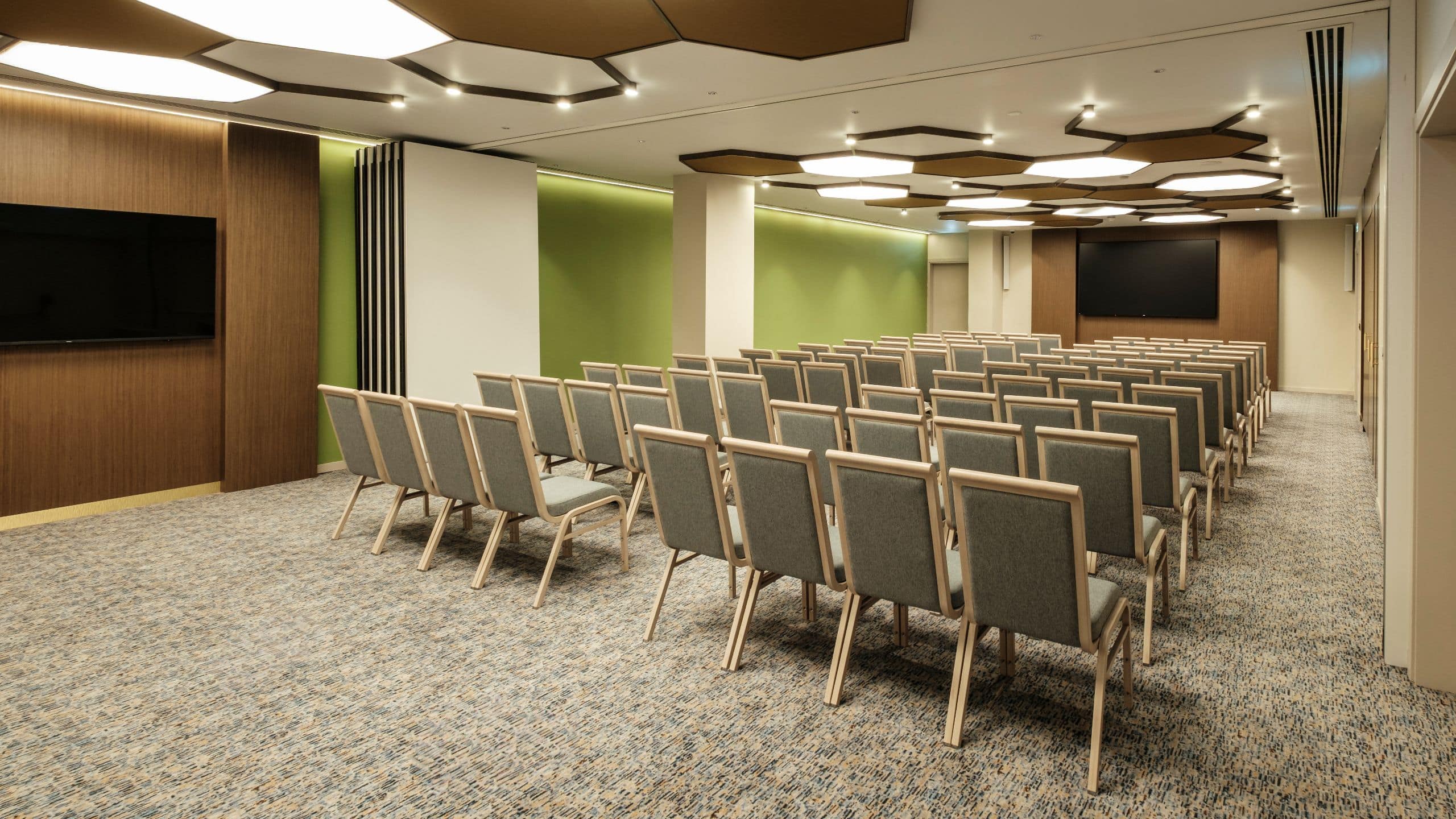 2 di 4 Hyatt Centric Malta Musgo Theatre Two Tvs