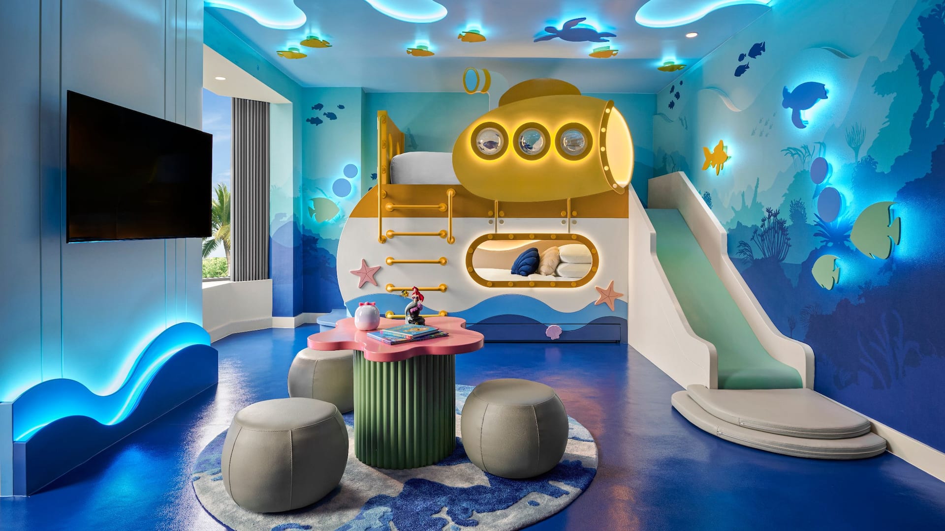 1 из 2 Grand Hyatt Jakarta Submarine Room Bed