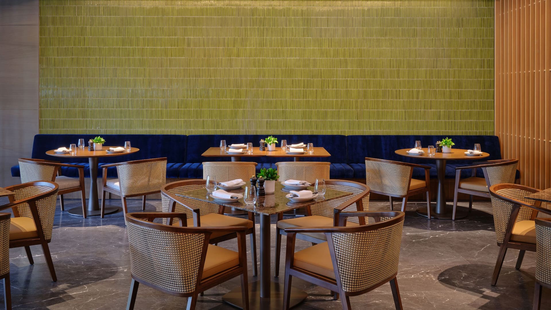 第 2，共 5 Hyatt Regency Kuala Lumpur at KL Midtown Midtown Brasserie Seating Area Green Panels Long View