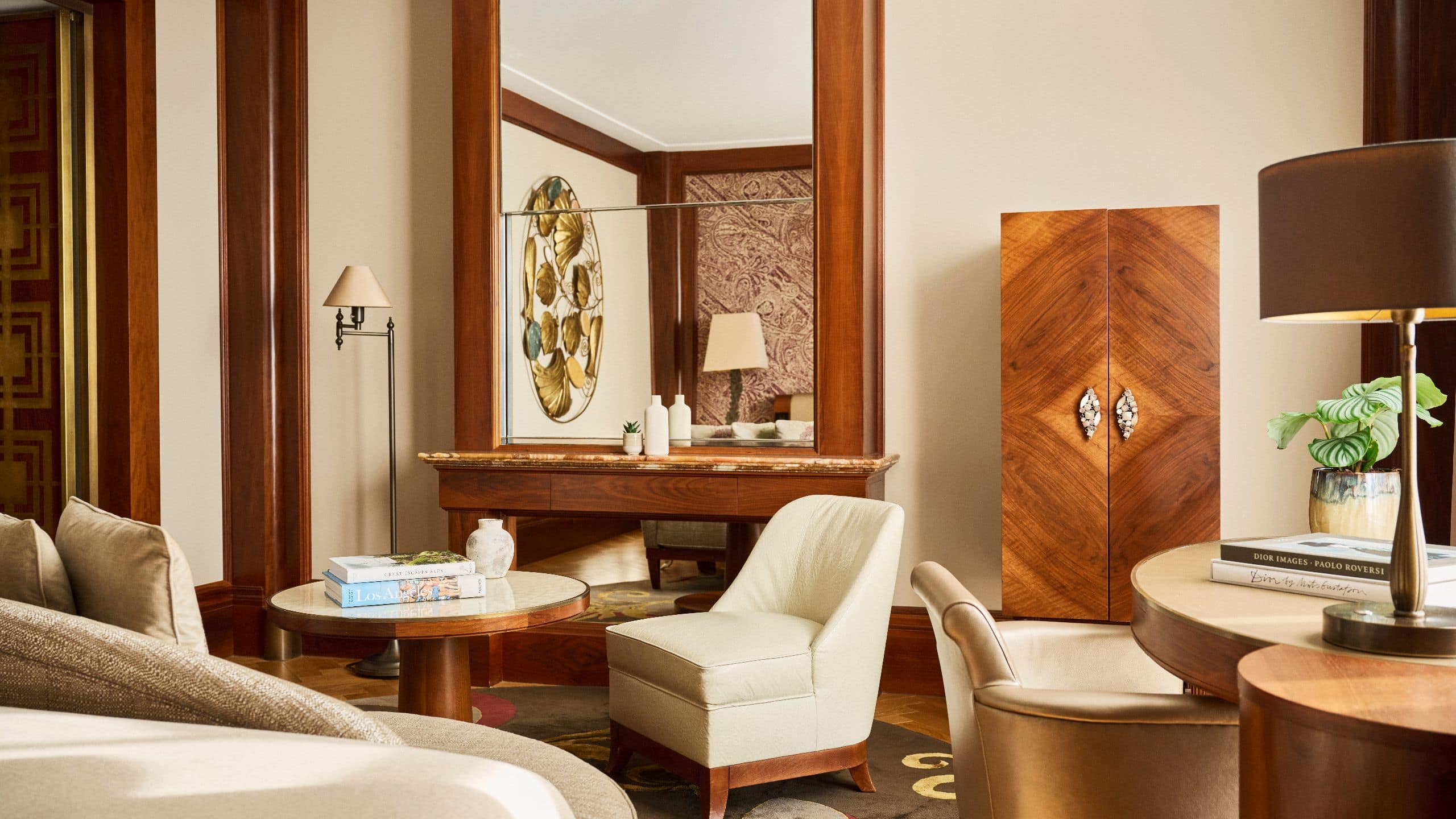 8 de 15 Park Hyatt Vienna King Bed Desk