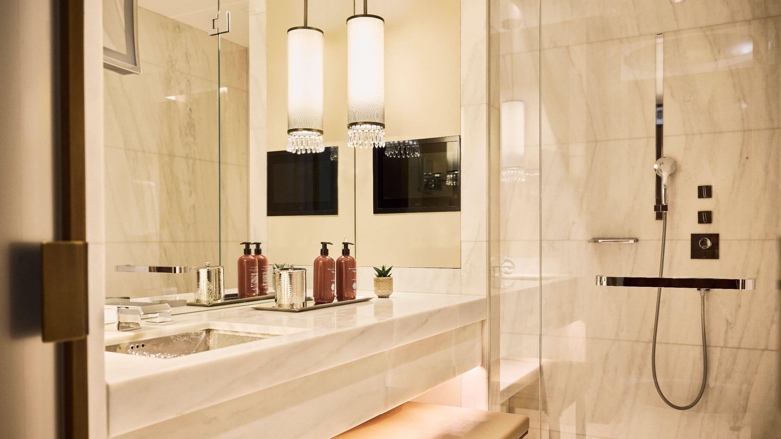 5 de 6 Park Hyatt Vienna King Bed Bathroom