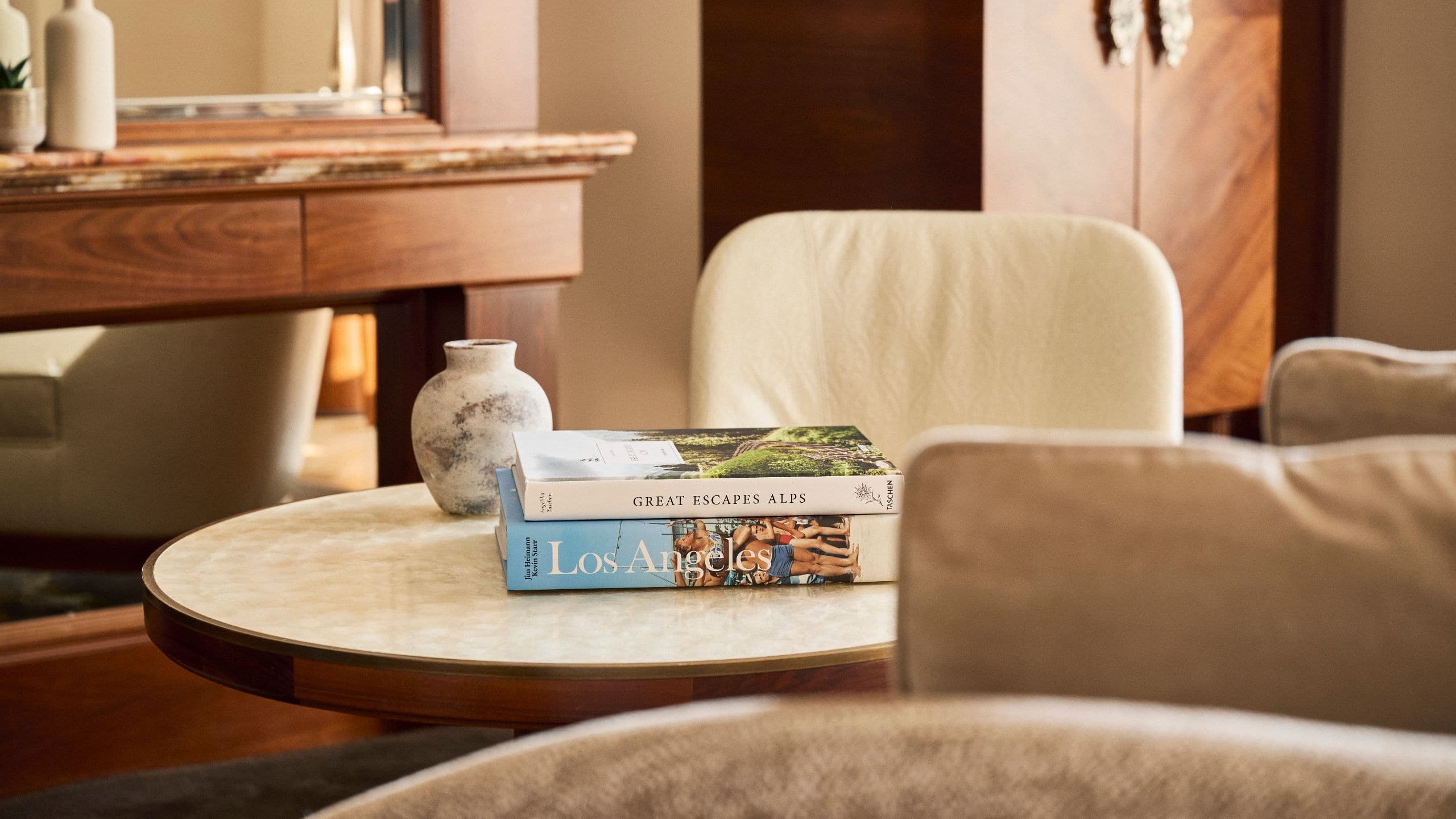 4 de 6 Park Hyatt Vienna King Bed Detail Table With Books