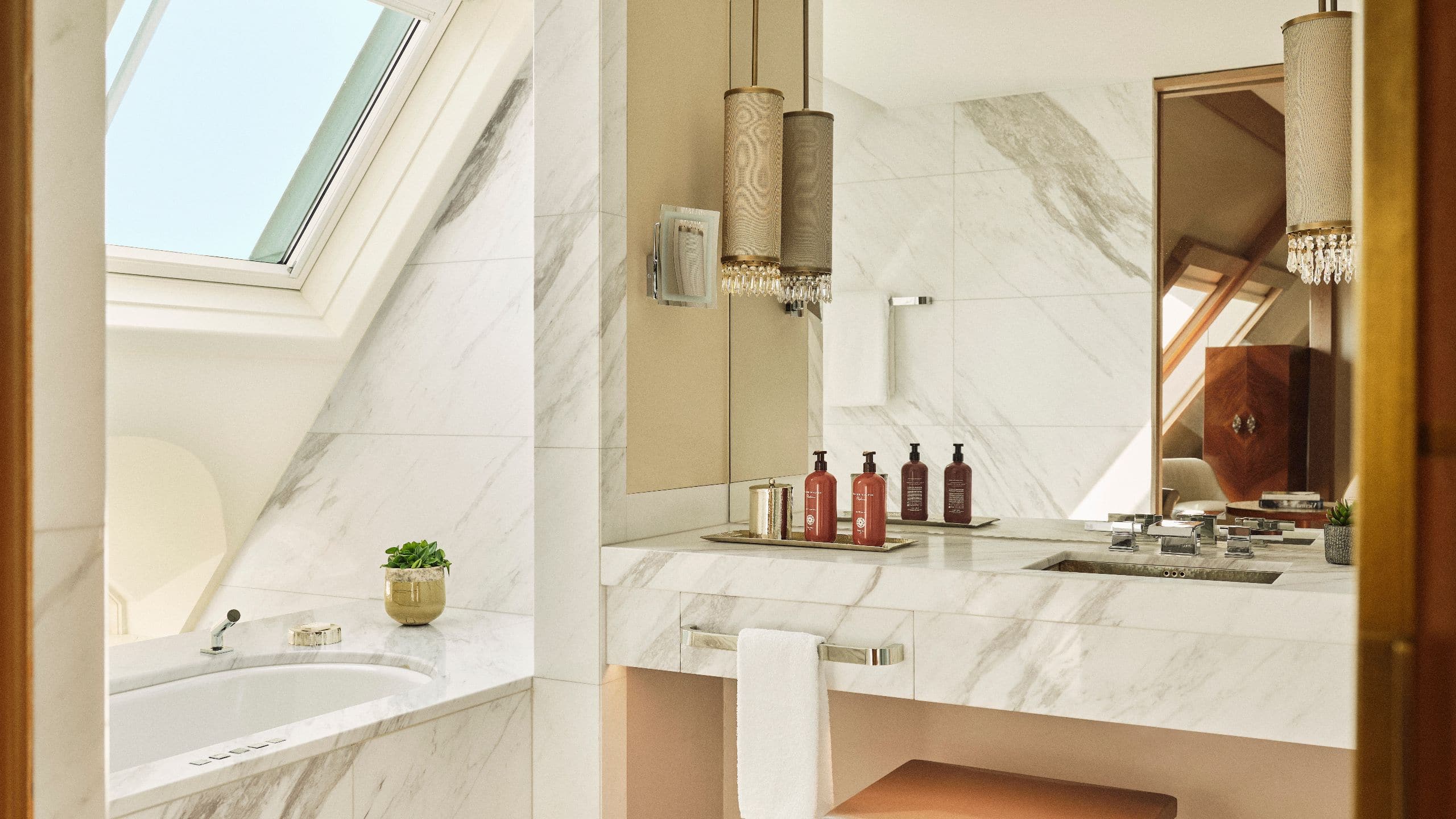 6 de 6 Park Hyatt Vienna King Deluxe Bathroom Side View